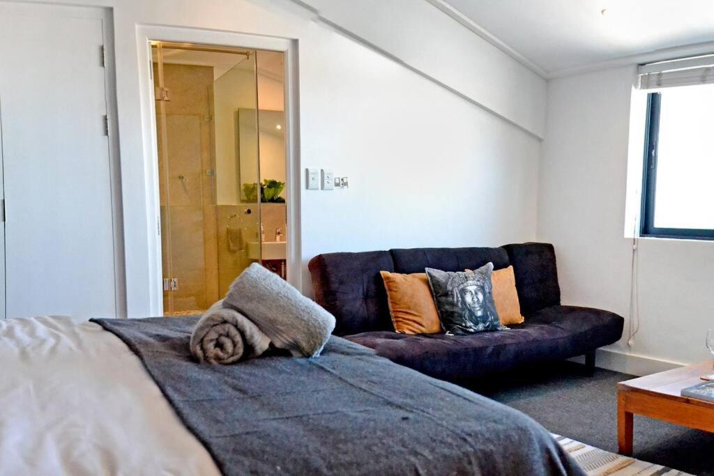 Central Modern Studio Apartment, Hermanus Waterfront view 4