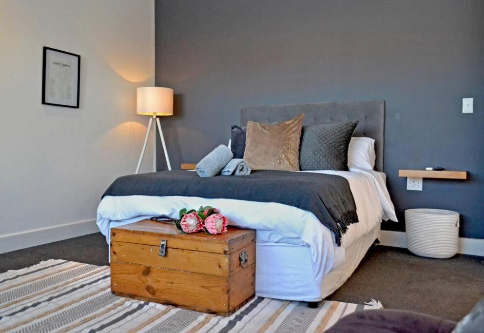 Central Modern Studio Apartment, Hermanus Waterfront view 5