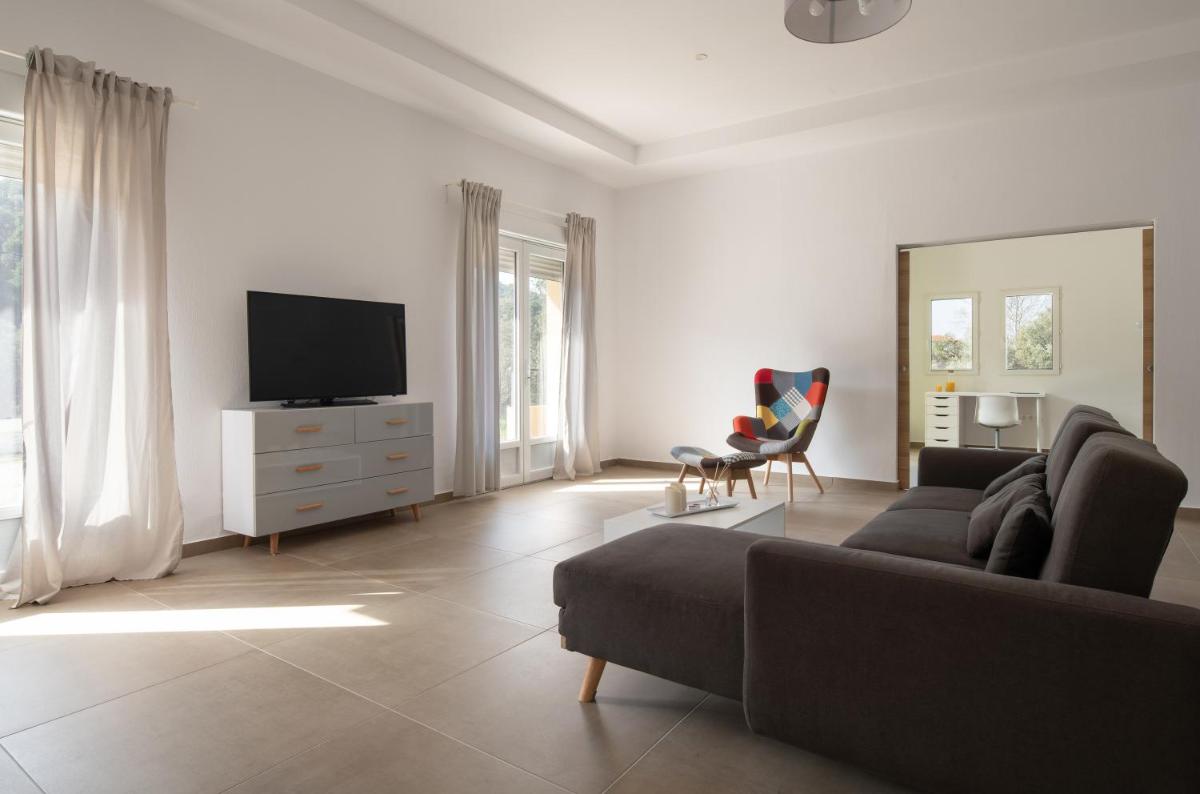 Les Oliviers - Studios & Apartments view 3