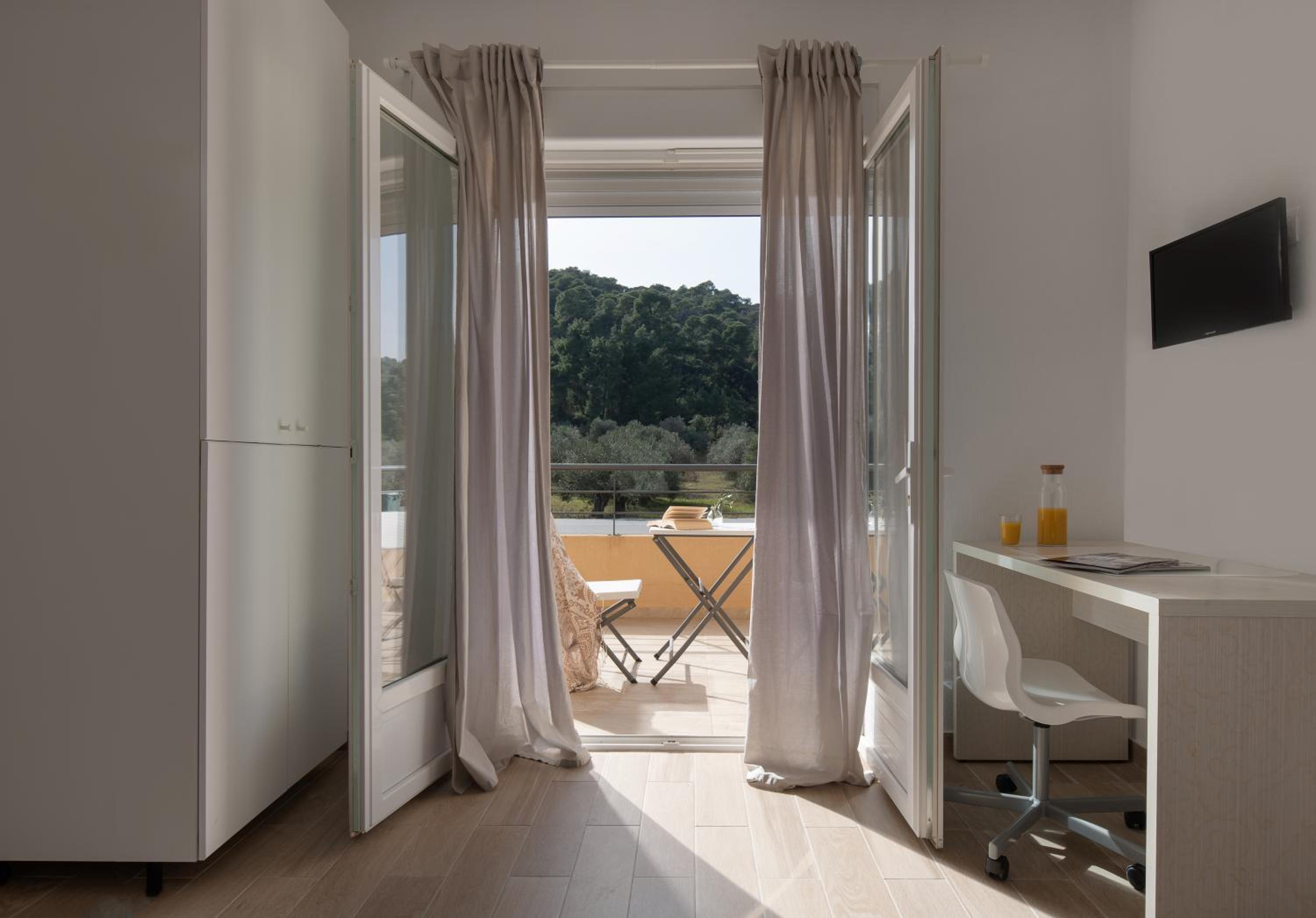 Les Oliviers - Studios & Apartments view 5