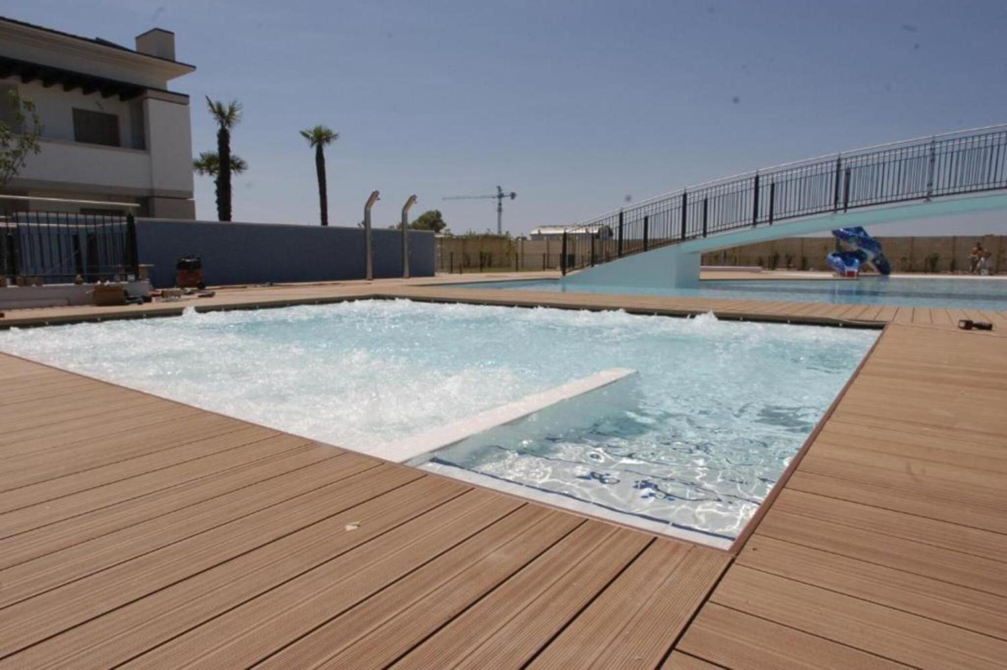 Wonderful flat with solarium and swimming pools view 4