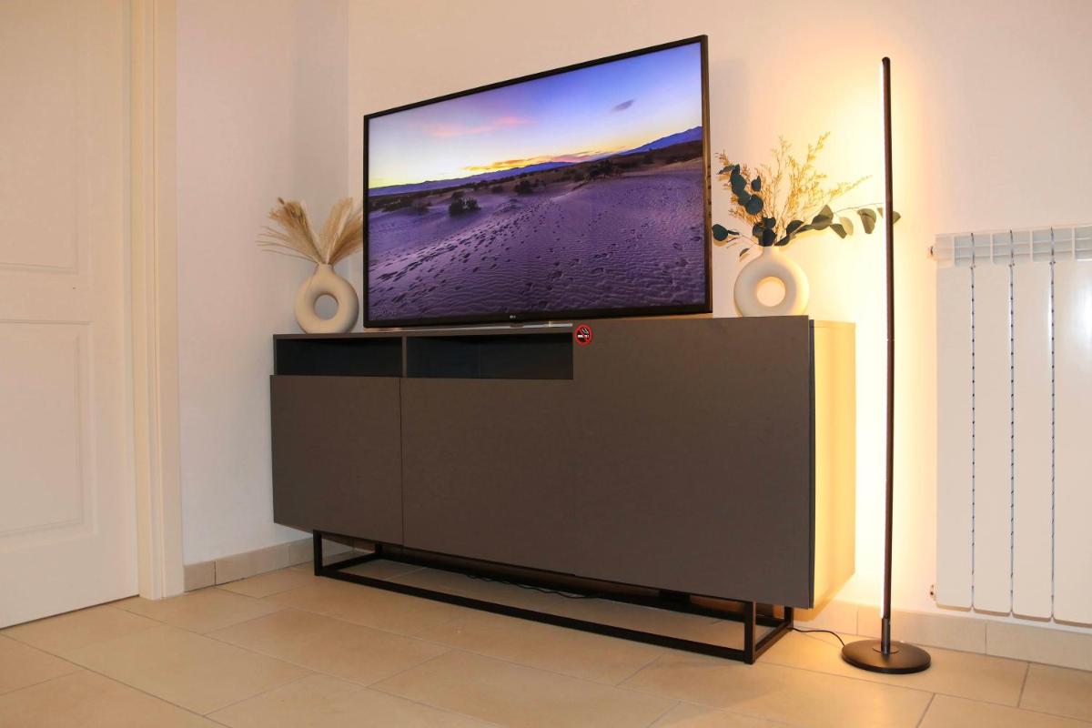 luxurious-Fully equipped & renovated-2Room Suite-Elevator-Quite area-Secure Parking