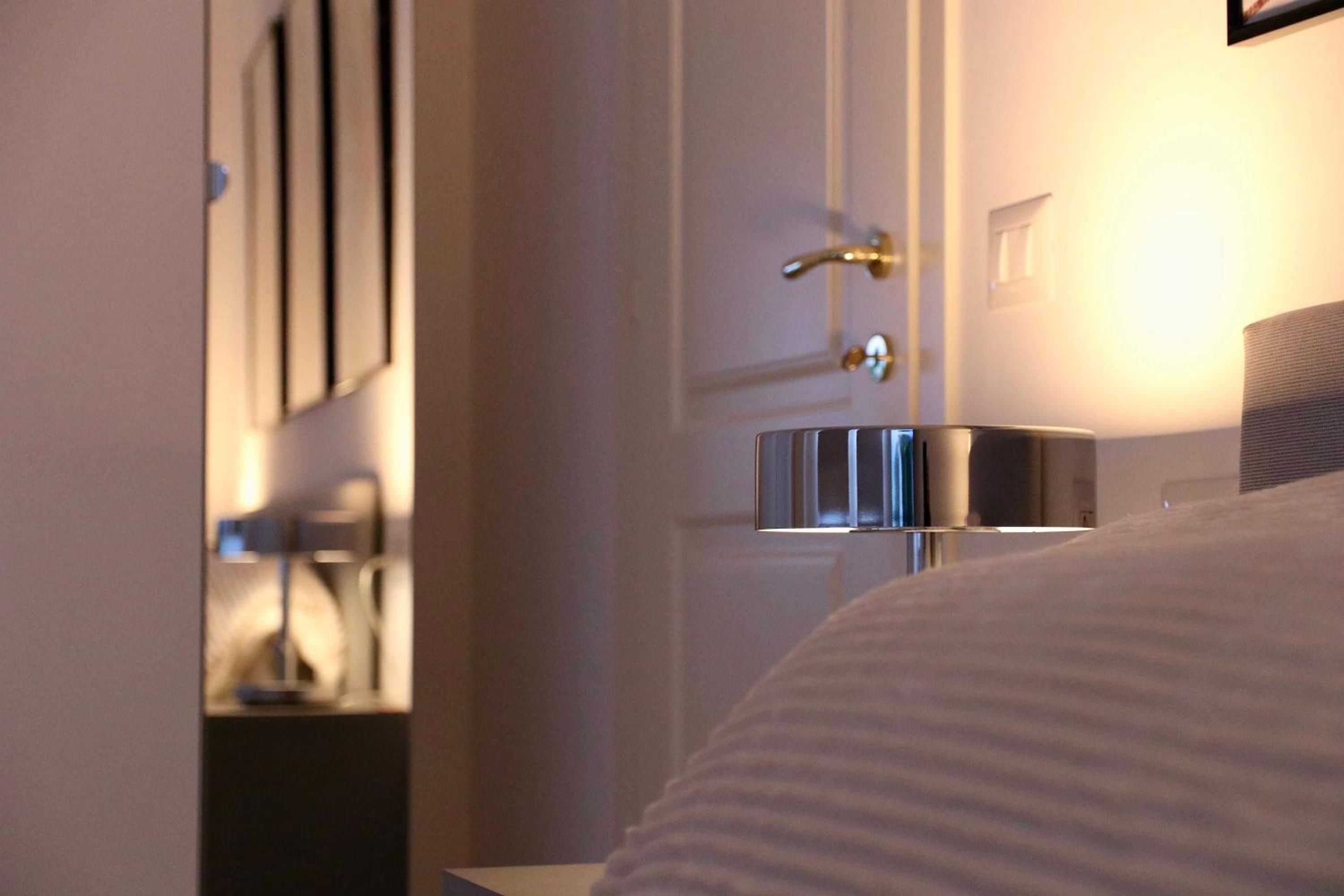luxurious-Fully equipped & renovated-2Room Suite-Elevator-Quite area-Secure Parking