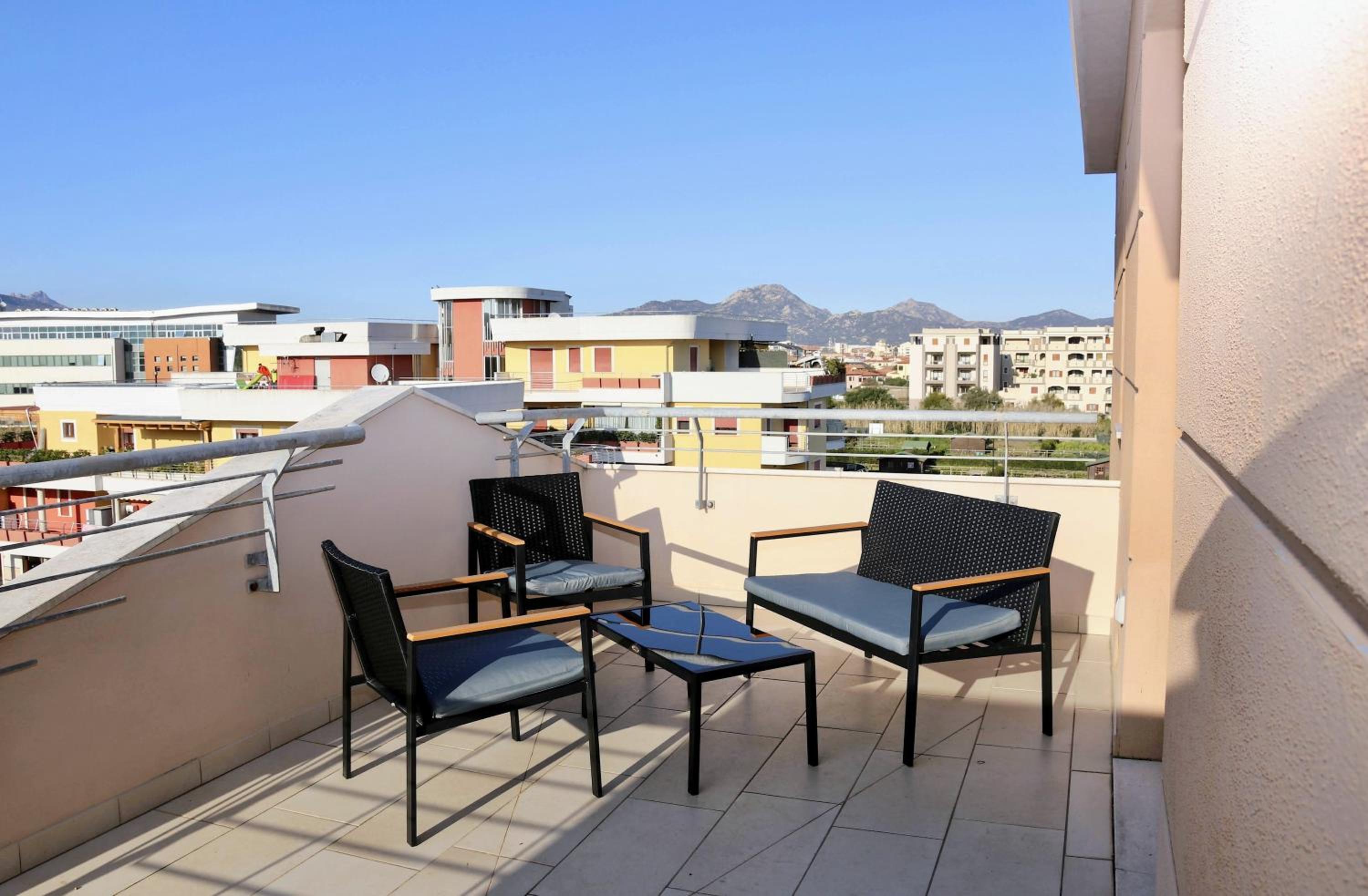 luxurious-Fully equipped & renovated-2Room Suite-Elevator-Quite area-Secure Parking