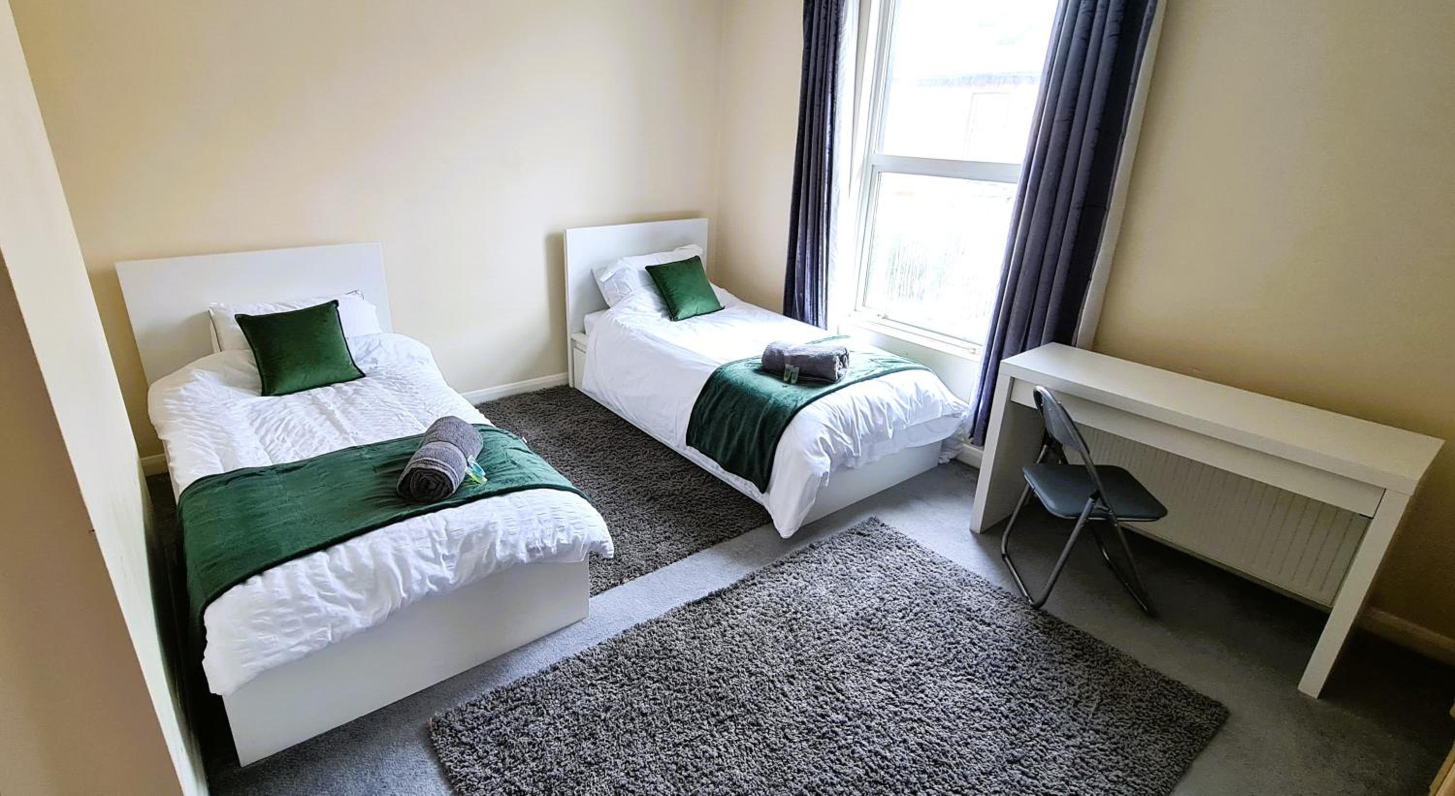 Maidstone Vacations - Ruby Retreat - Entire House - WiFi - 4 Bed - Garden - Maidstone Town - Property Image 2