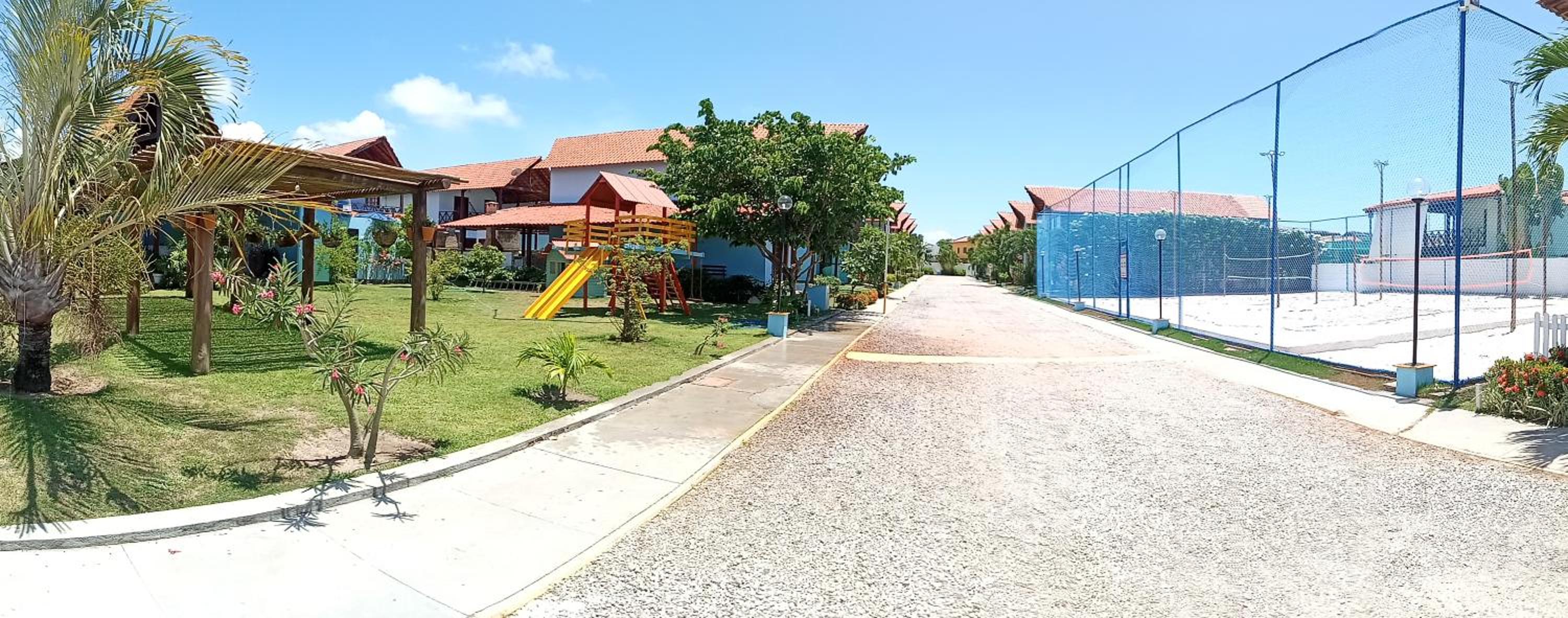 Linda casa com 5 quartos, a poucos metros da praia