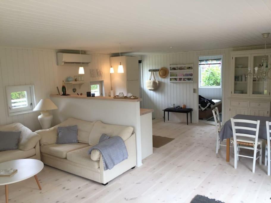 En perle af et sommerhus tæt på både strand og by view 4