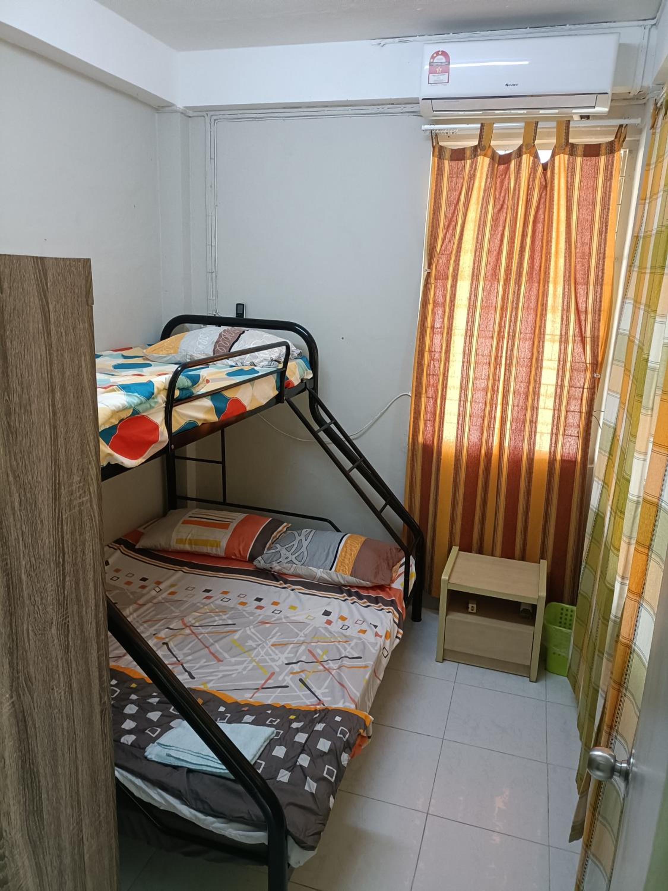 J & I Roomstay B 3 Person with shared bathroom photo 4