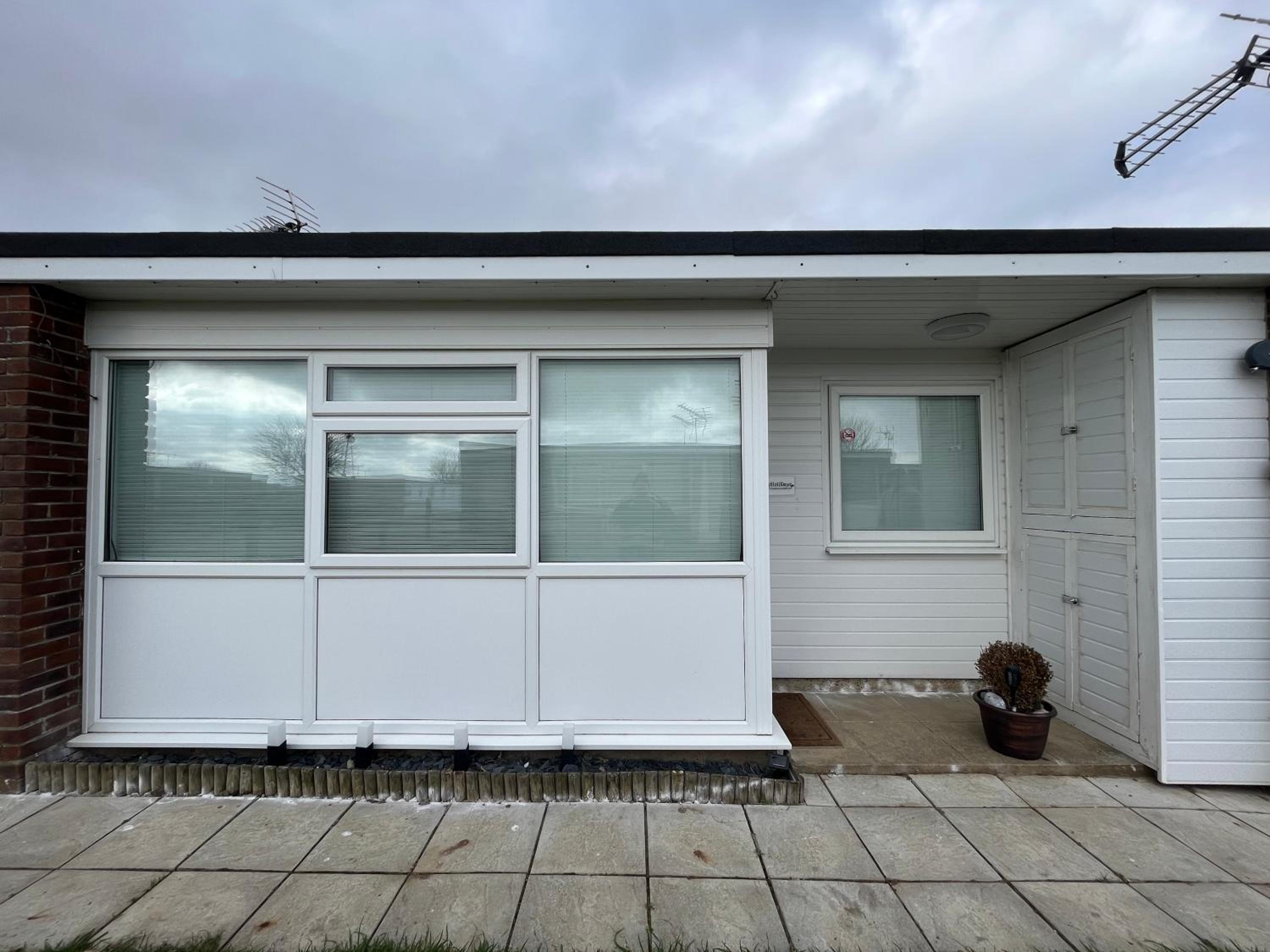 58, Two bed chalet on Sund0wner Holiday Park - Sleeps 4, pet friendly - Free WiFi plus electricity all included - Entertainment options close by