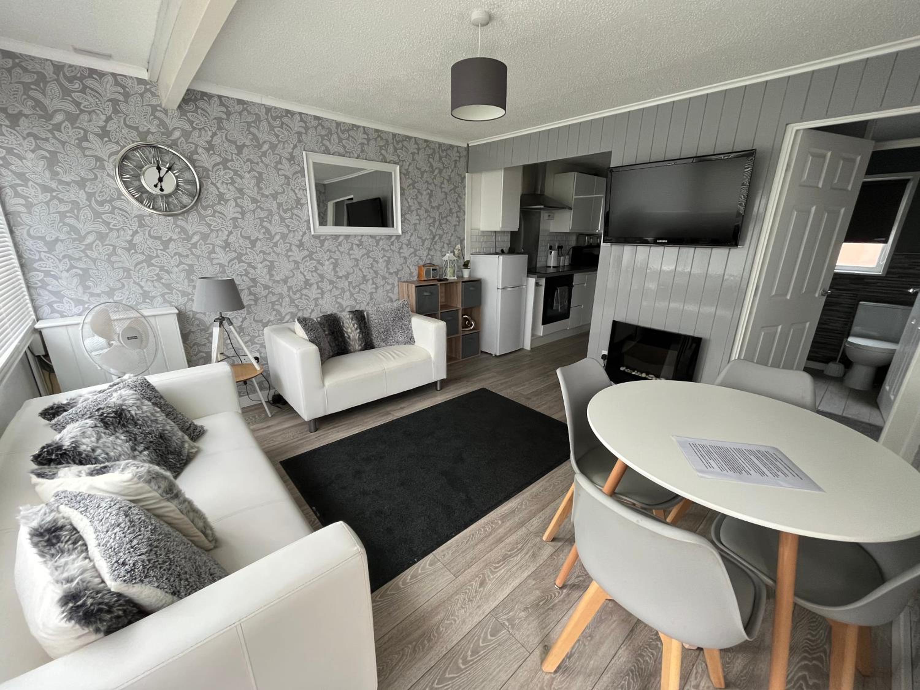 58, Two bed chalet on Sund0wner Holiday Park - Sleeps 4, pet friendly - Free WiFi plus electricity all included - Entertainment options close by view 2