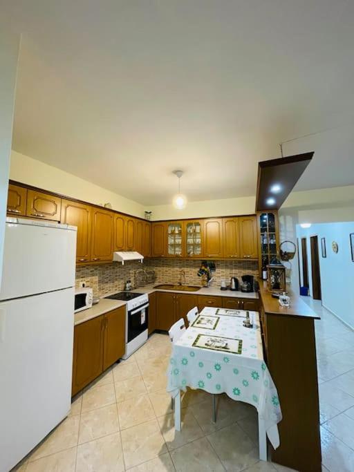 Aleksander’s New and spacious Apartment in Saranda