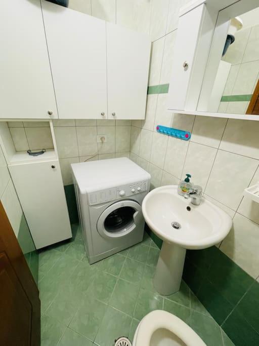 Aleksander’s New and spacious Apartment in Saranda