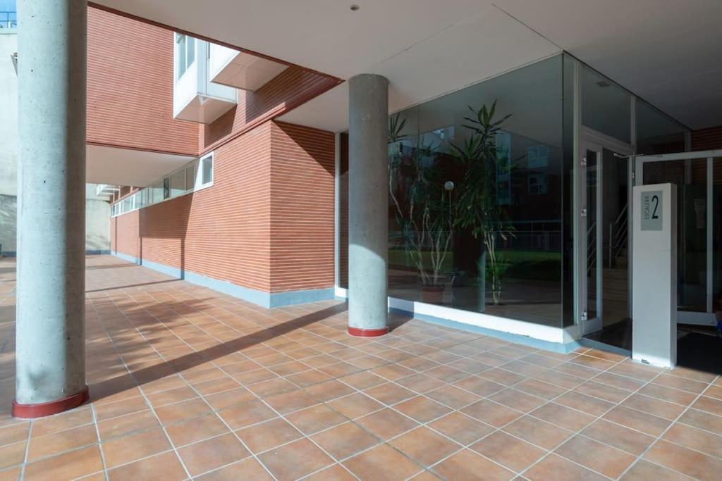 Vivienda con zona de trabajo, piscina y parking view 3