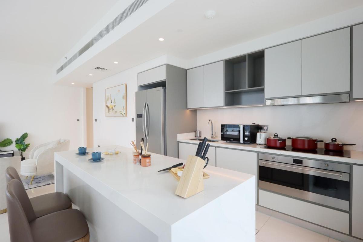Livbnb Suites - 3 Bedroom with Private Beach Marina Skyline View