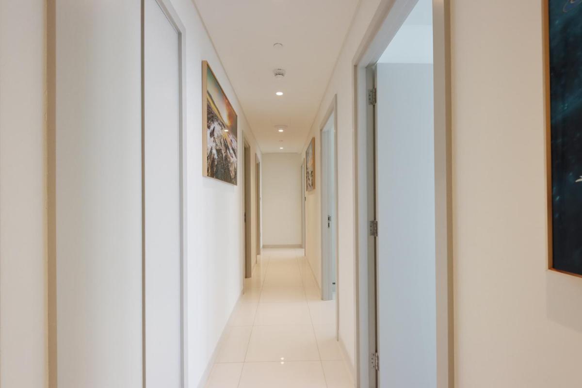 Livbnb Suites - 3 Bedroom with Private Beach Marina Skyline View
