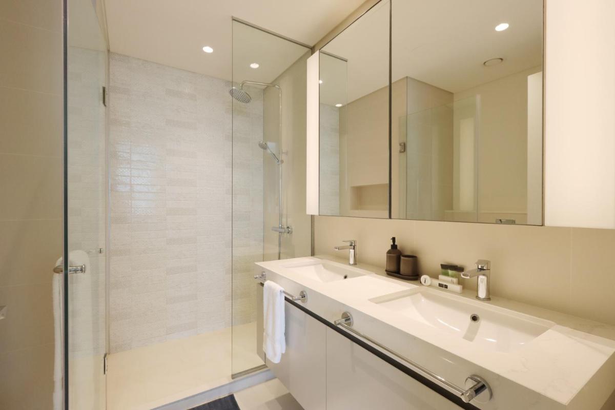 Livbnb Suites - 3 Bedroom with Private Beach Marina Skyline View