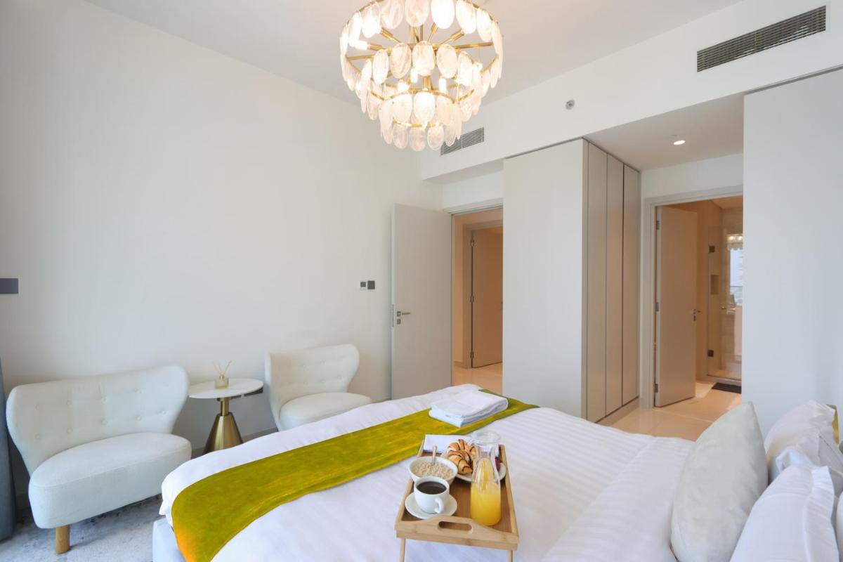 Livbnb Suites - 3 Bedroom with Private Beach Marina Skyline View