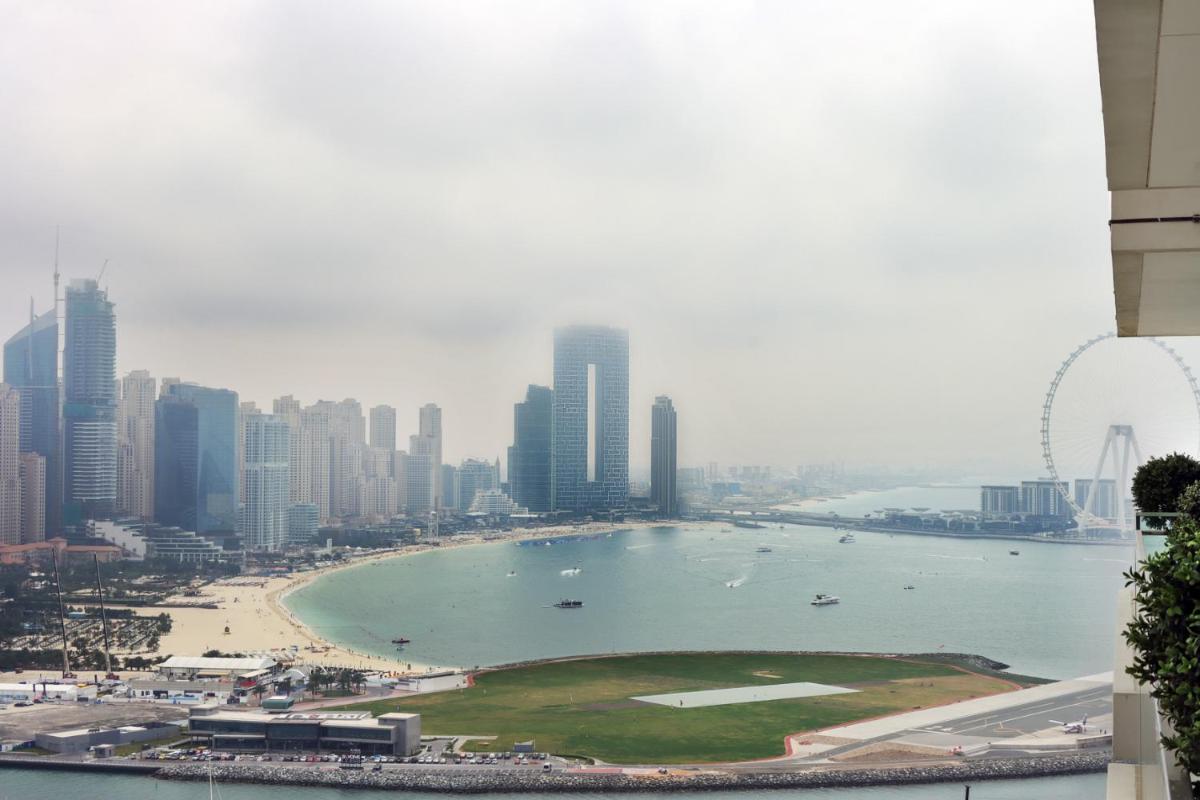Livbnb Suites - 3 Bedroom with Private Beach Marina Skyline View
