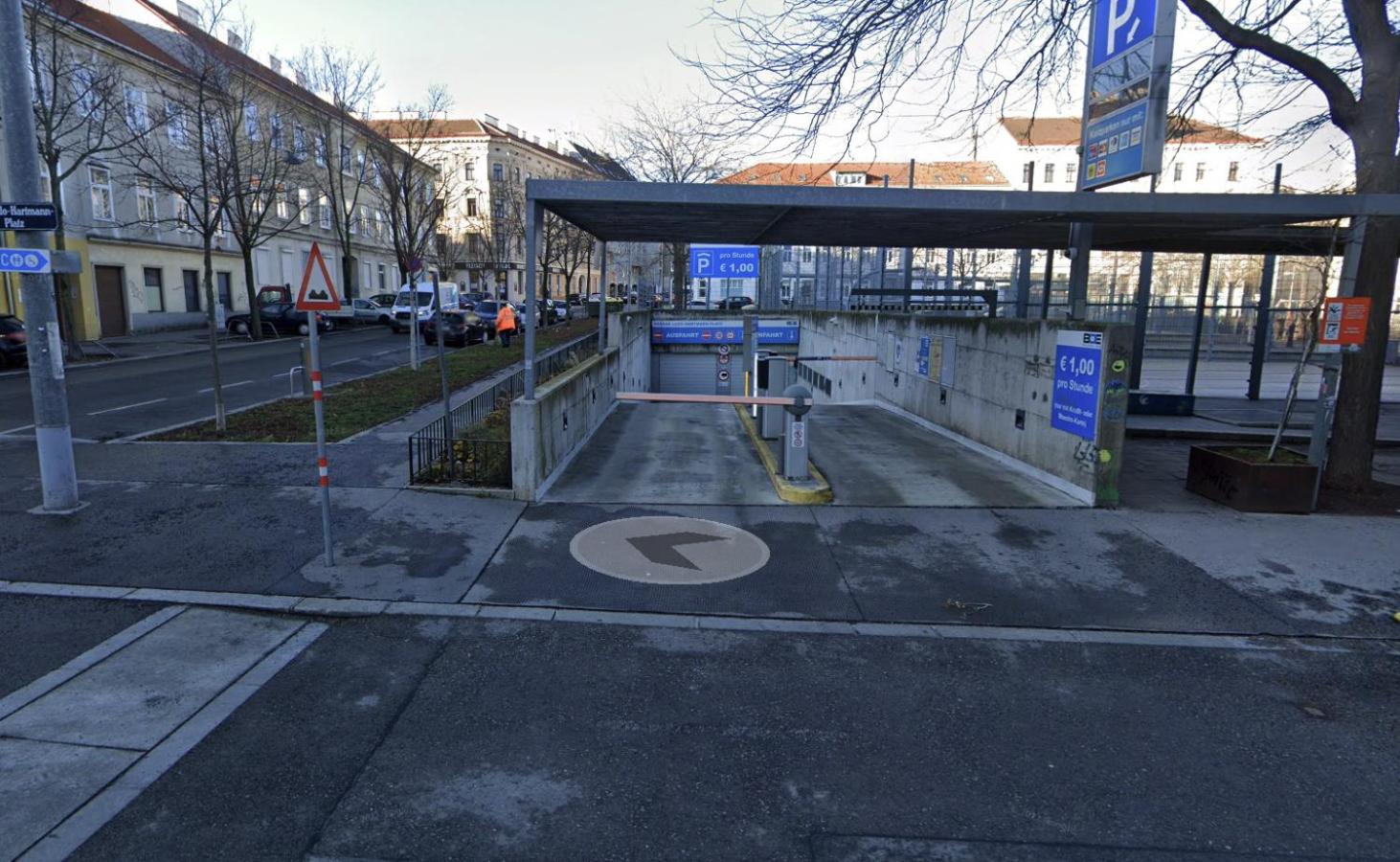 Modern 4BR Apt with LR near Wiener Stadthalle