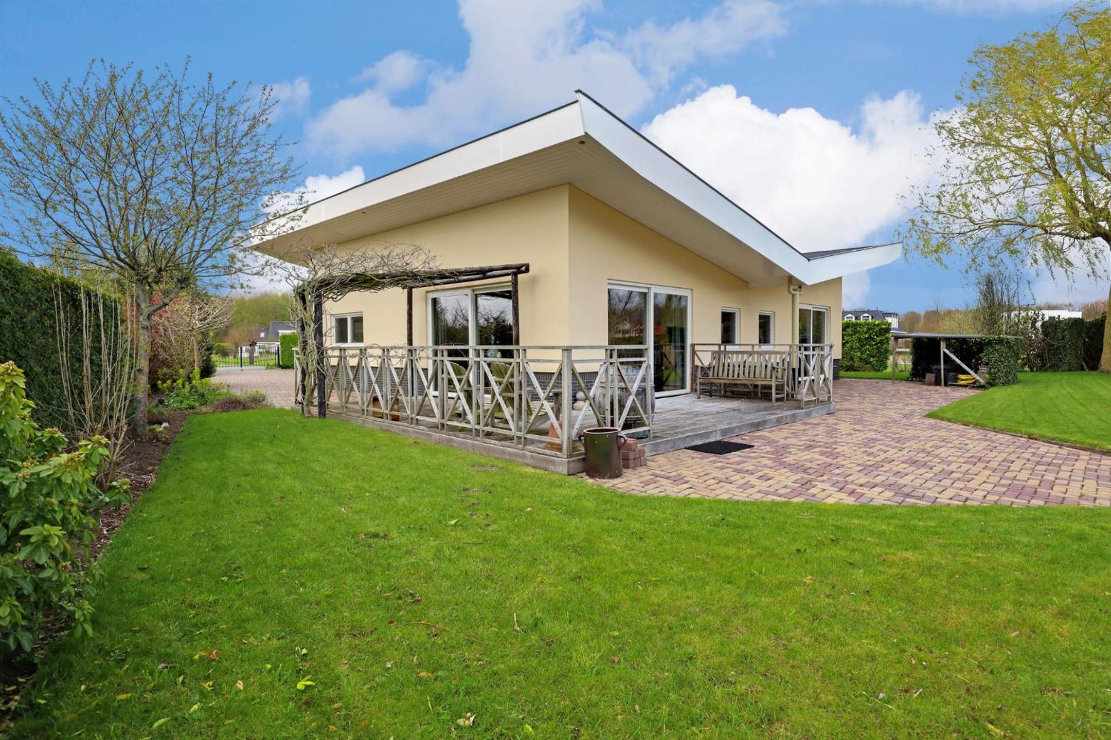 Spacious Comfort Villa Vera with hottub 6 beds plus 1 folding bed