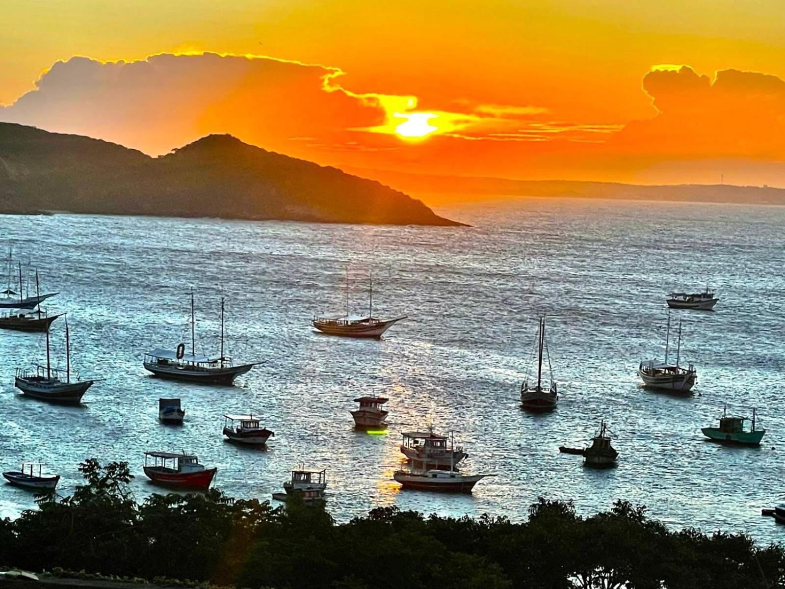 CASA EM JOÃO FERNANDES COM MAGNÍFICA VISTA AL MAR.