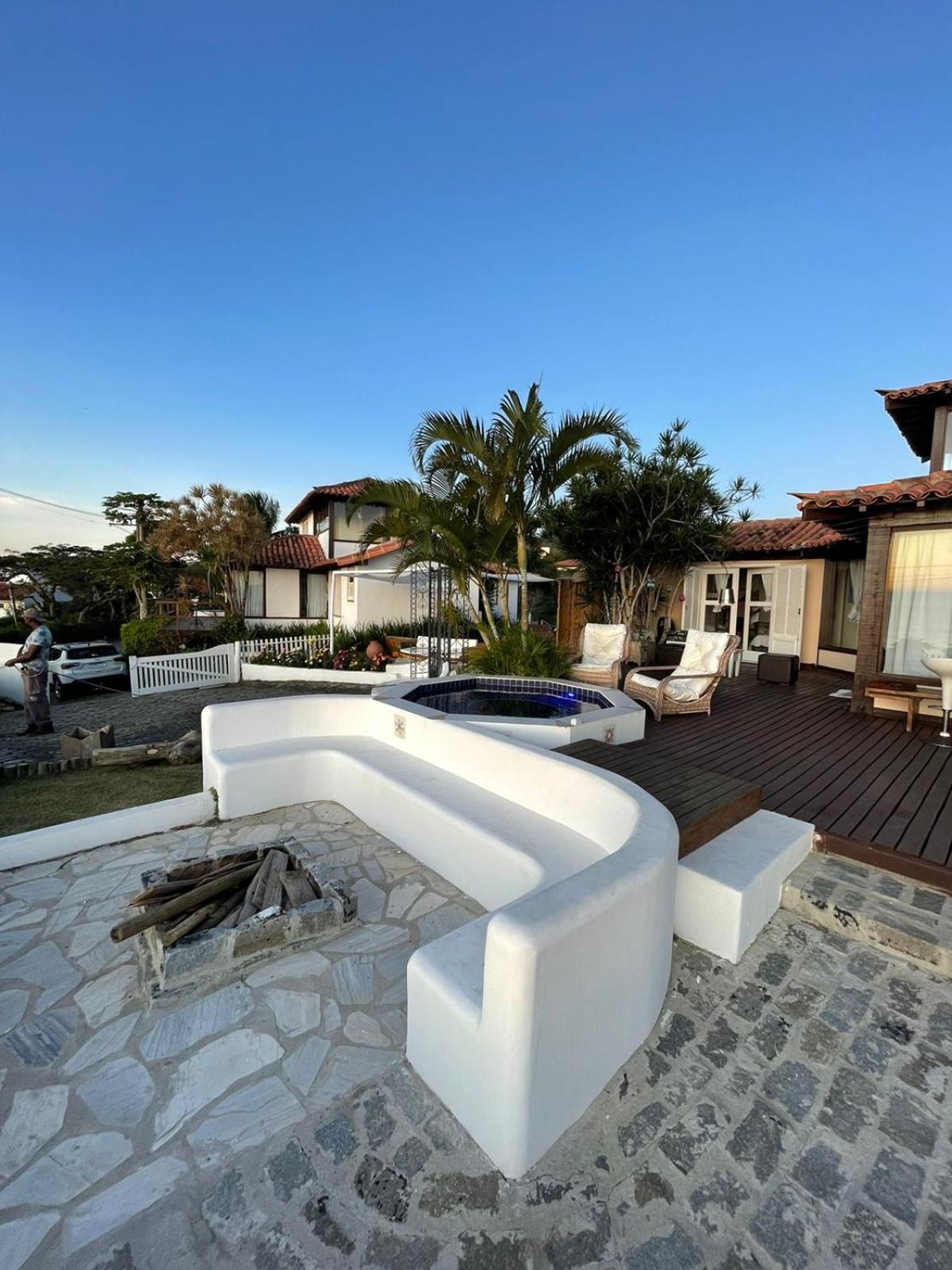 CASA EM JOÃO FERNANDES COM MAGNÍFICA VISTA AL MAR.