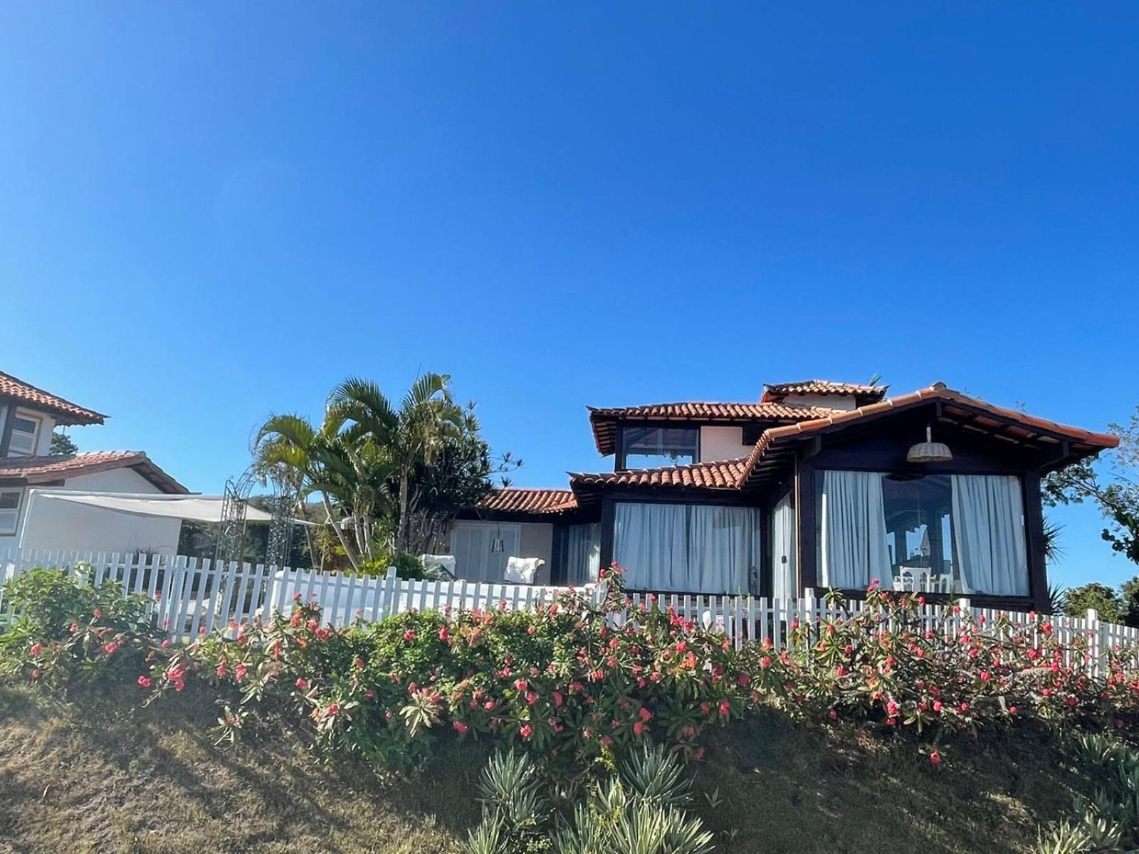 CASA EM JOÃO FERNANDES COM MAGNÍFICA VISTA AL MAR.
