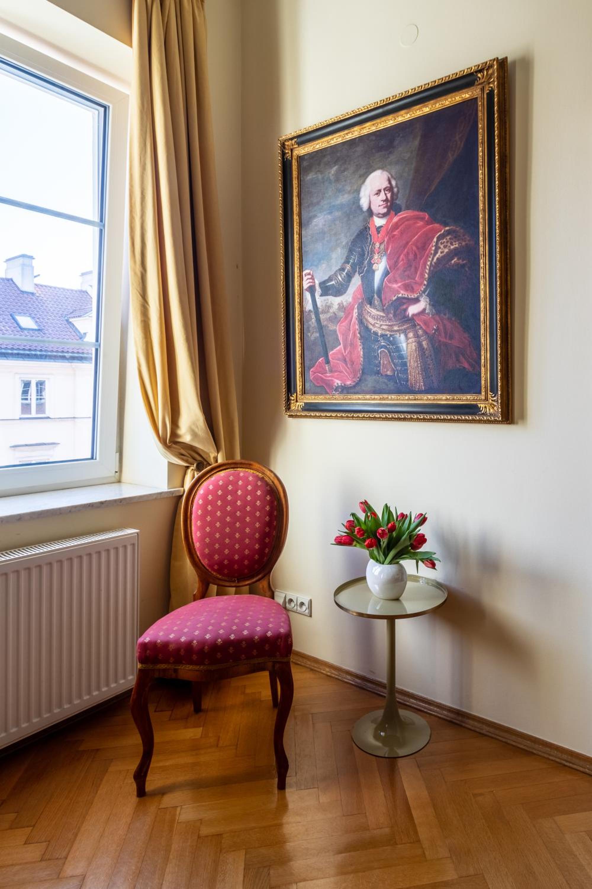 Apartament luster i obrazów view 5