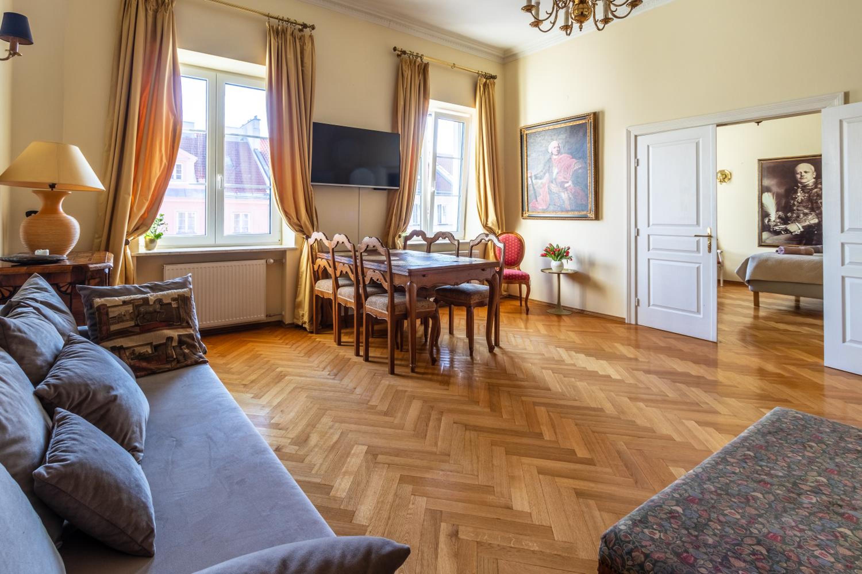 Apartament luster i obrazów view 2