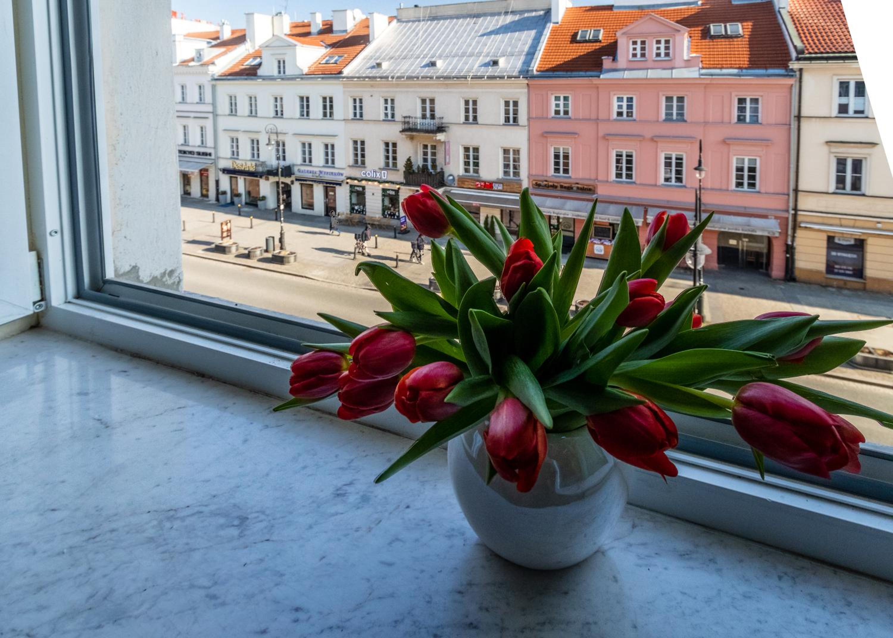 Apartament luster i obrazów view 3