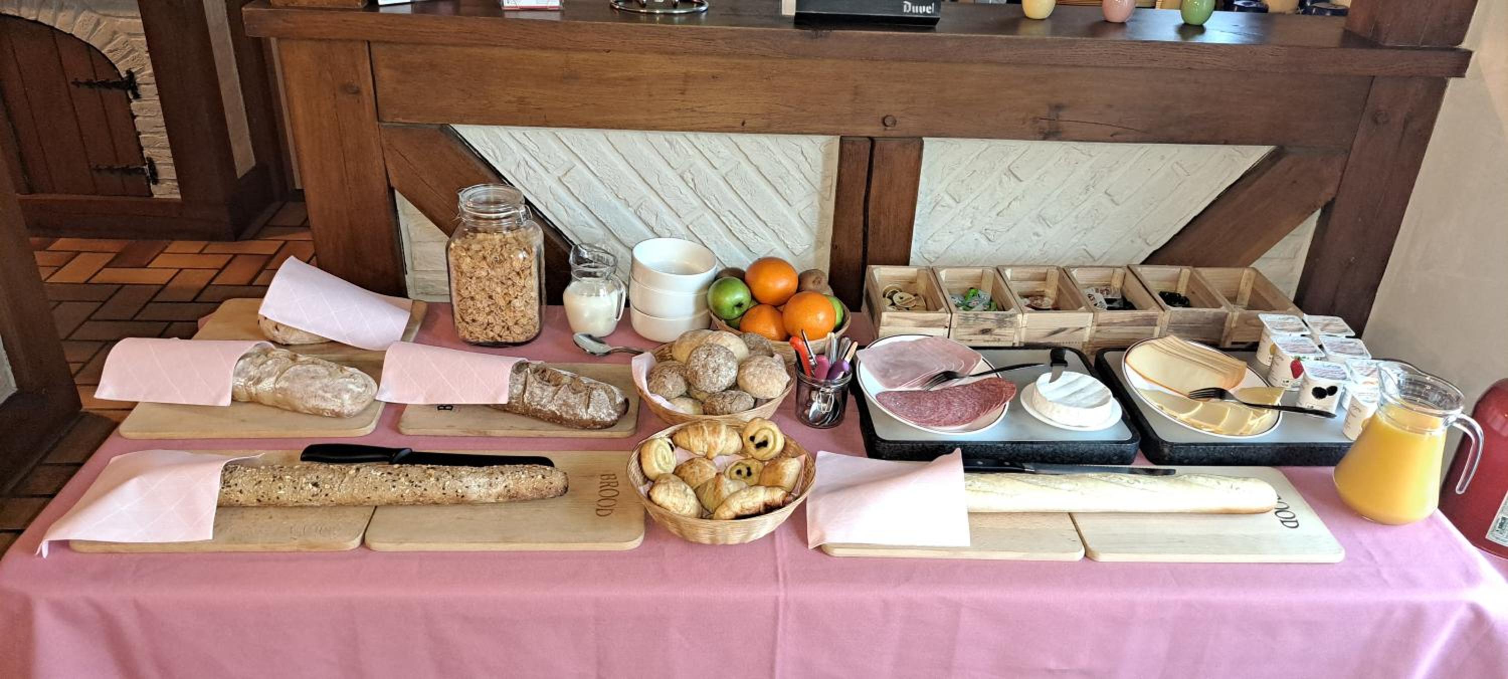 Auberge Chez Dikke Vriend, Chambres et taverne