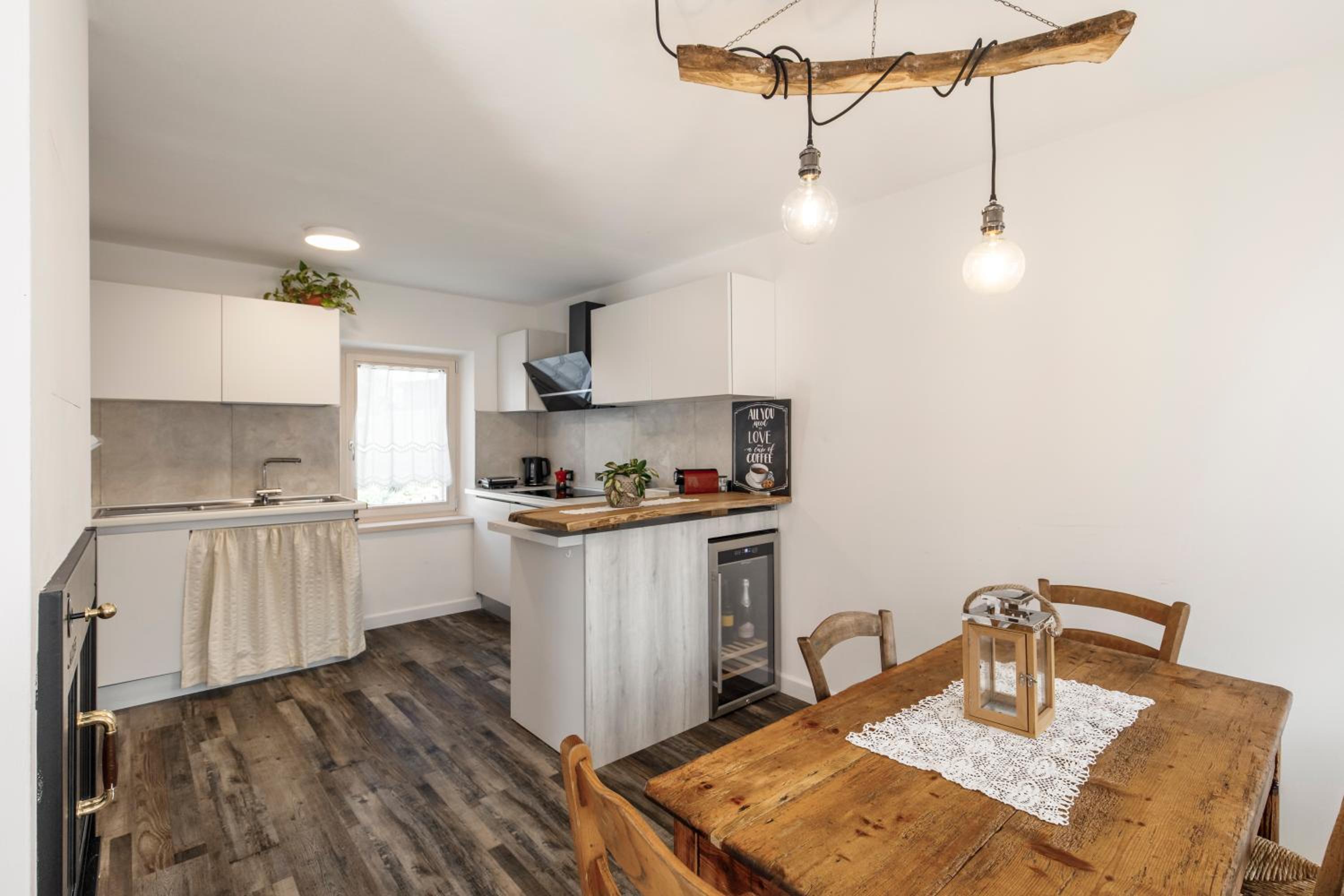 Casa21 - Private Holiday Home for Groups up to 12 with Jacuzzi
