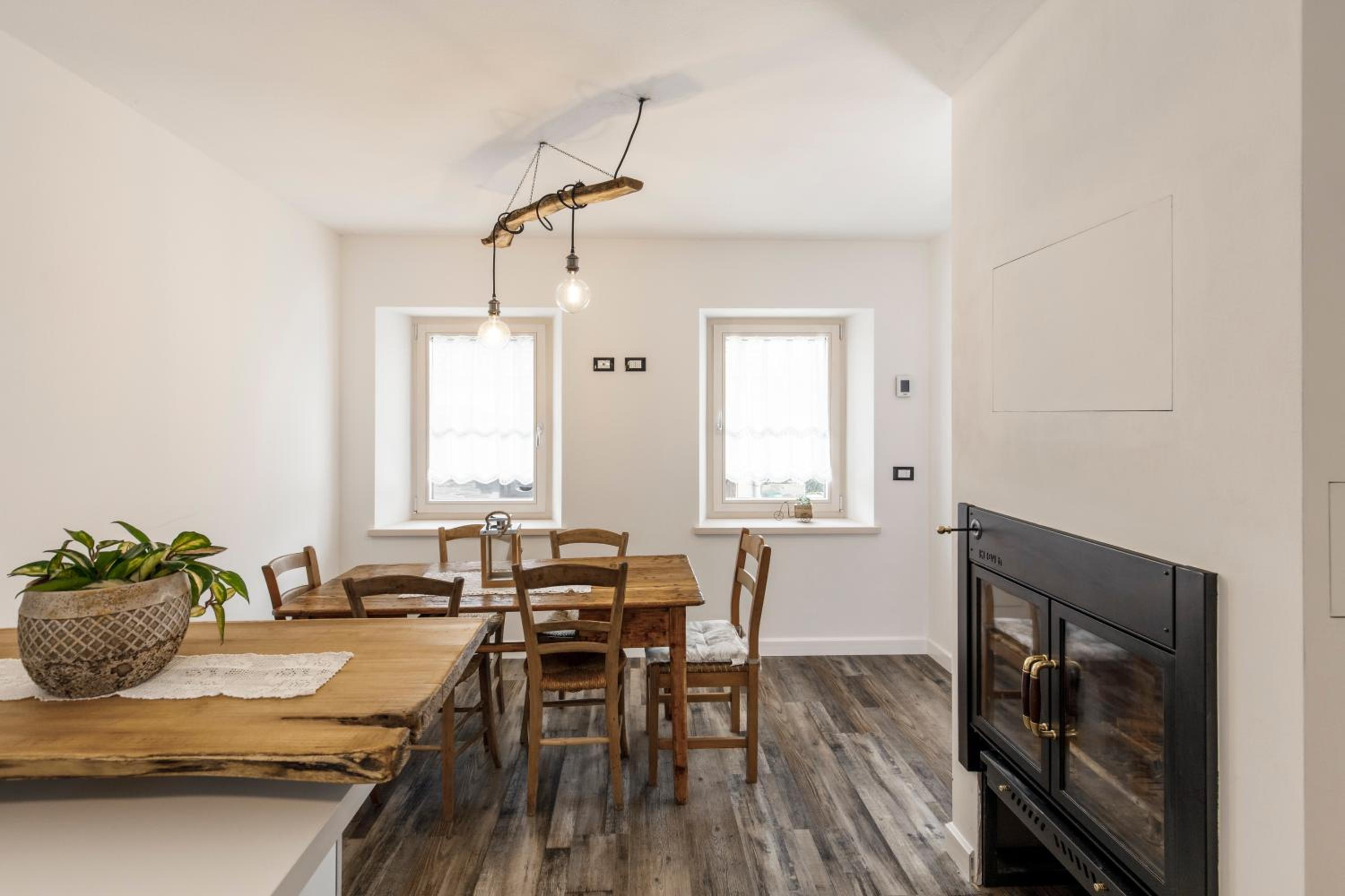 Casa21 - Private Holiday Home for Groups up to 12 with Jacuzzi