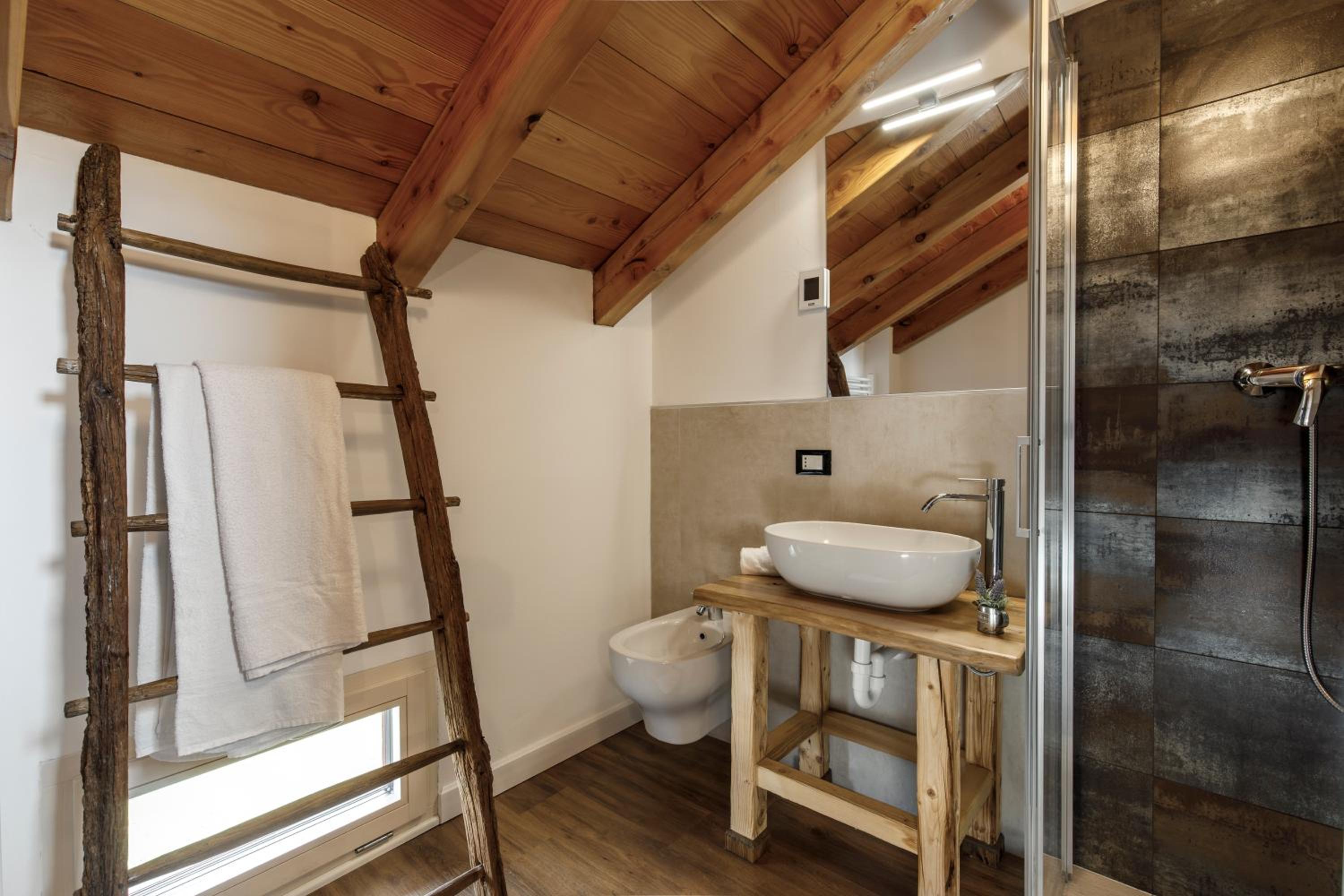 Casa21 - Private Holiday Home for Groups up to 12 with Jacuzzi