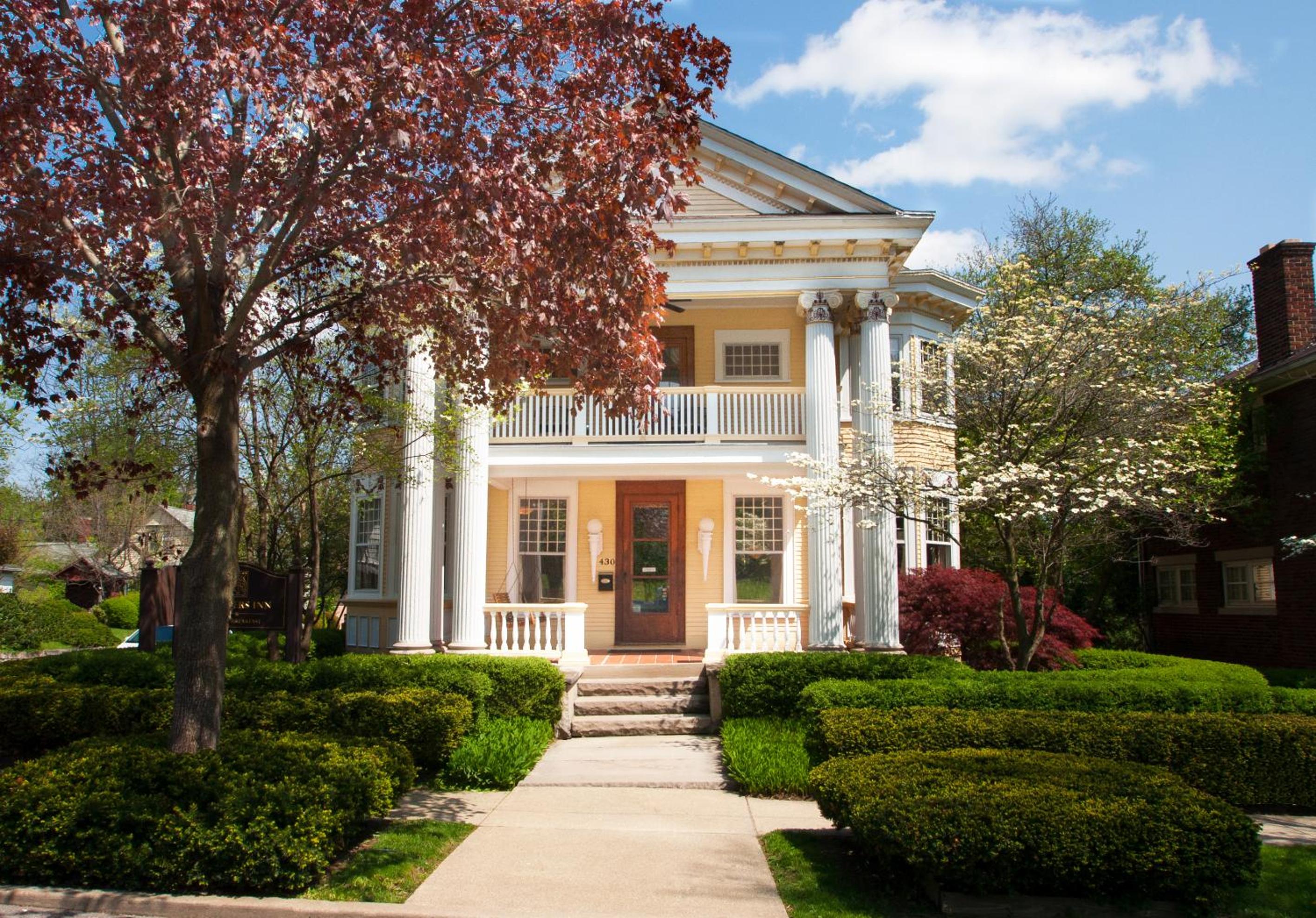 Bloomington Vacations - Showers Inn - Property Image 2