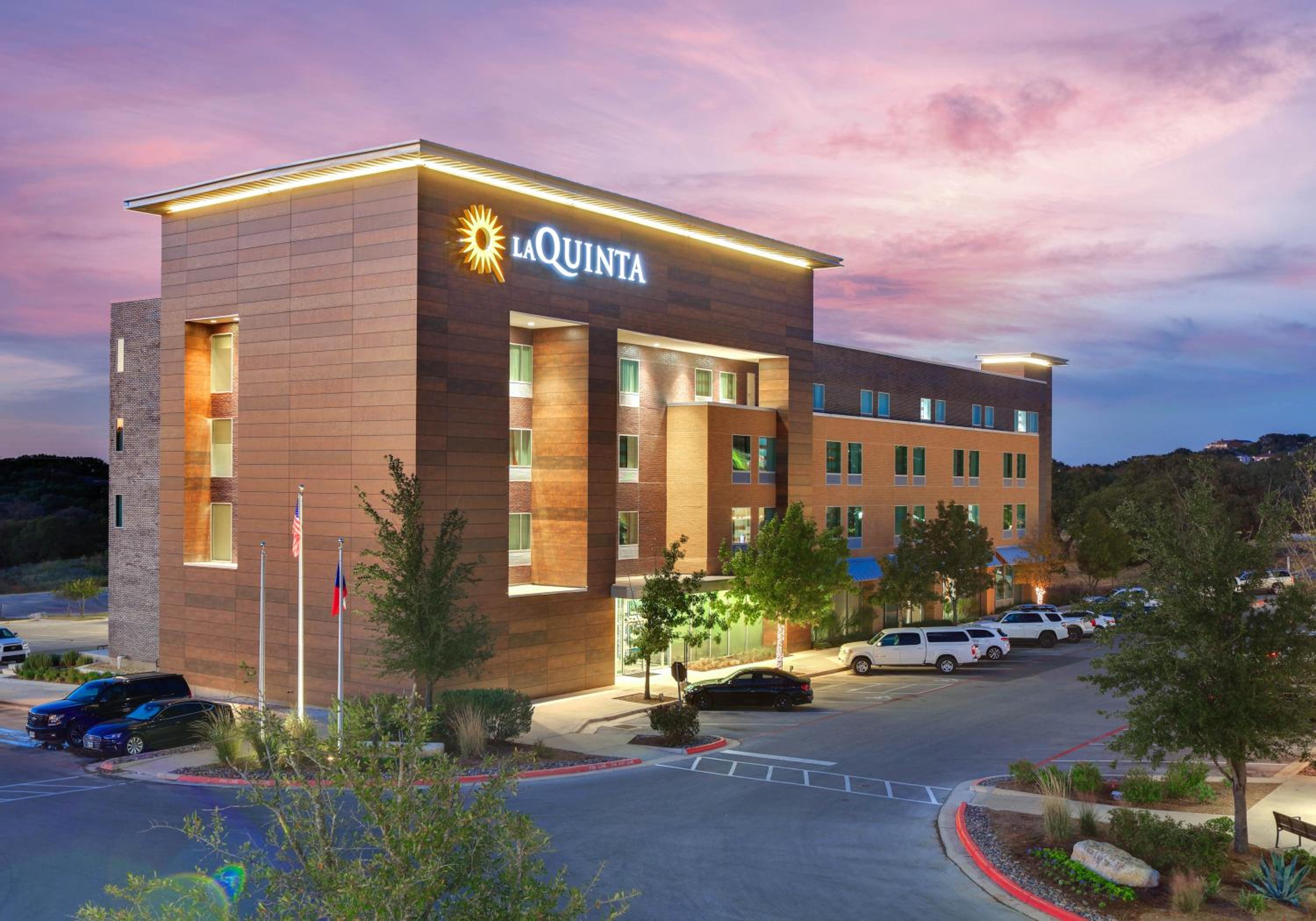 La Quinta Inn Suites by Wyndham Lakeway - Property Image 3