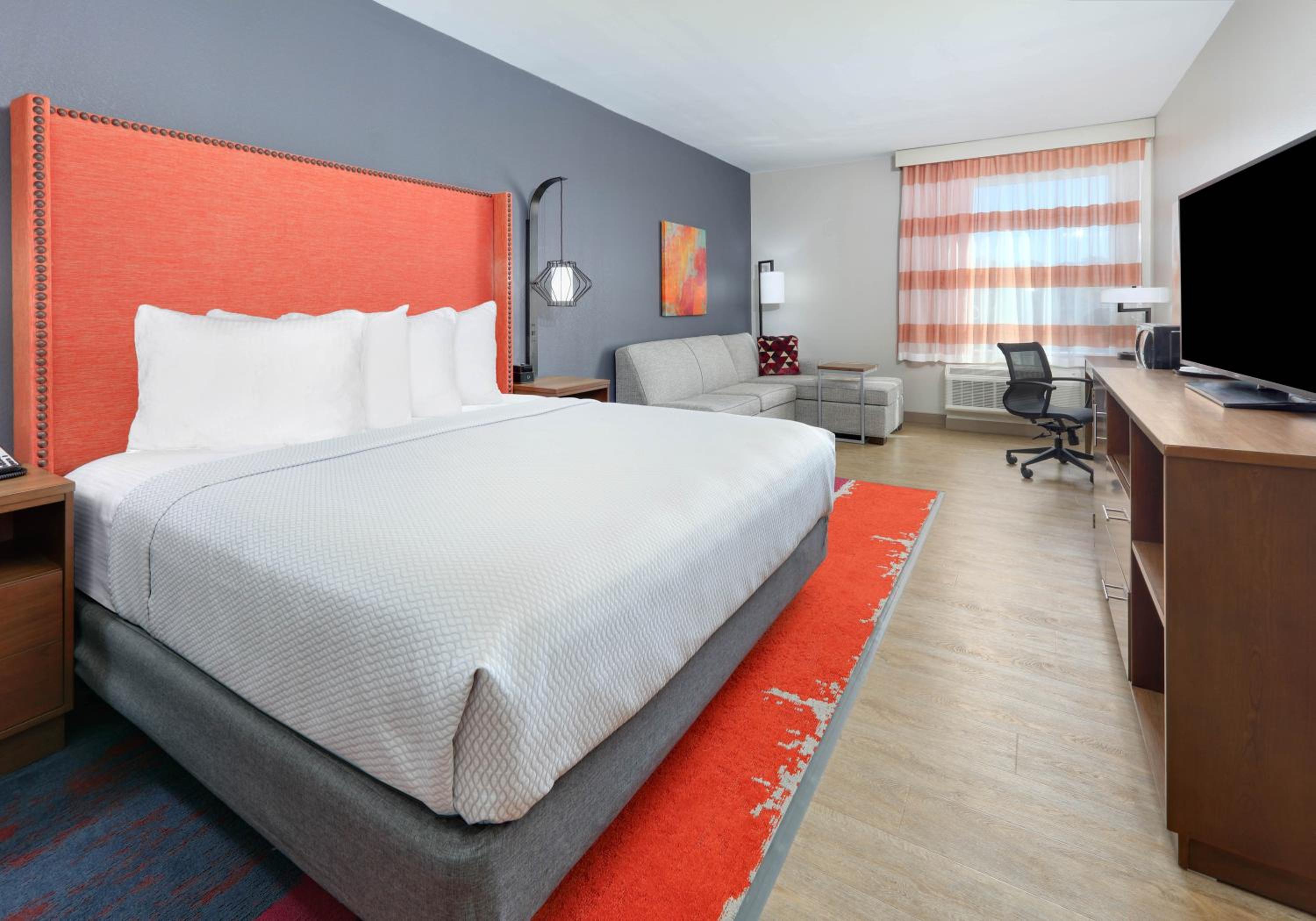 La Quinta Inn Suites by Wyndham Lakeway - Property Image 8