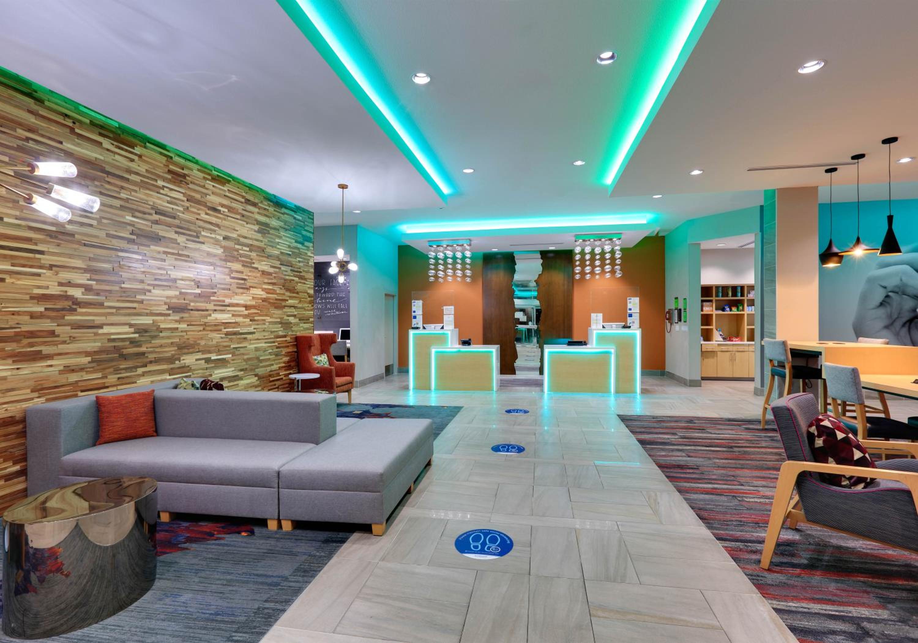 La Quinta Inn Suites by Wyndham Lakeway - Property Image 11