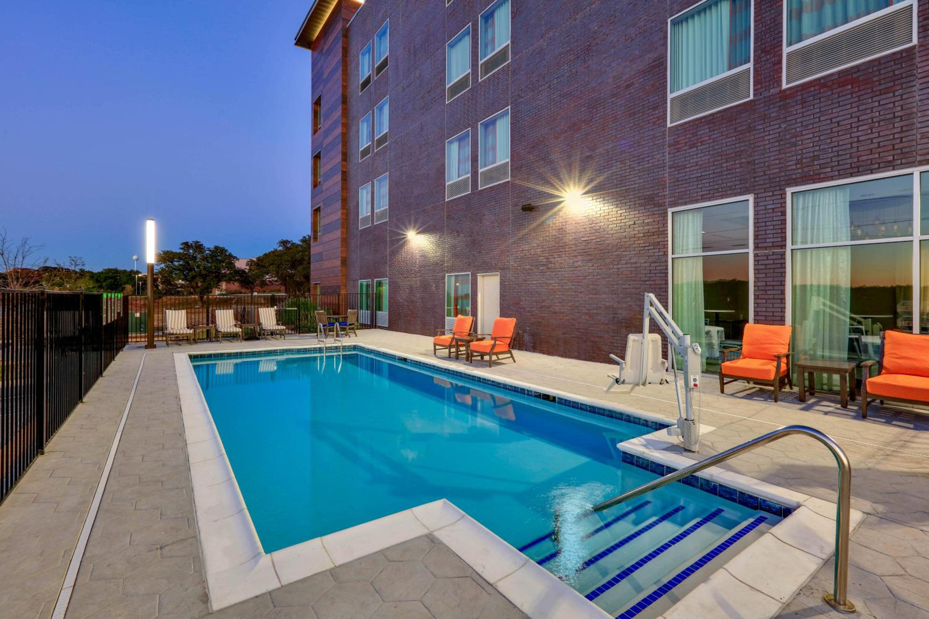 La Quinta Inn Suites by Wyndham Lakeway - Property Image 16