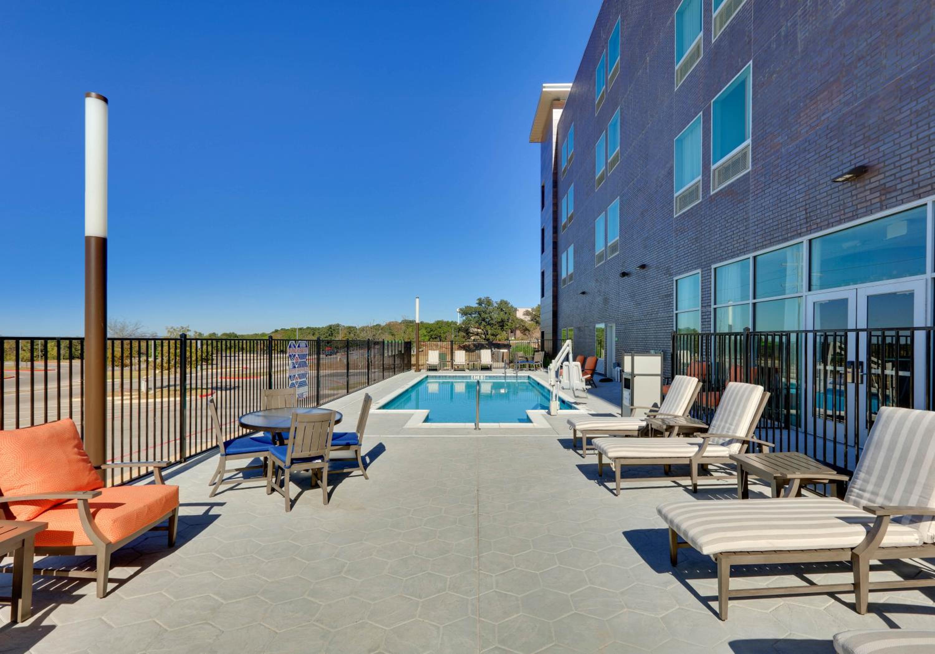 La Quinta Inn Suites by Wyndham Lakeway - Property Image 17