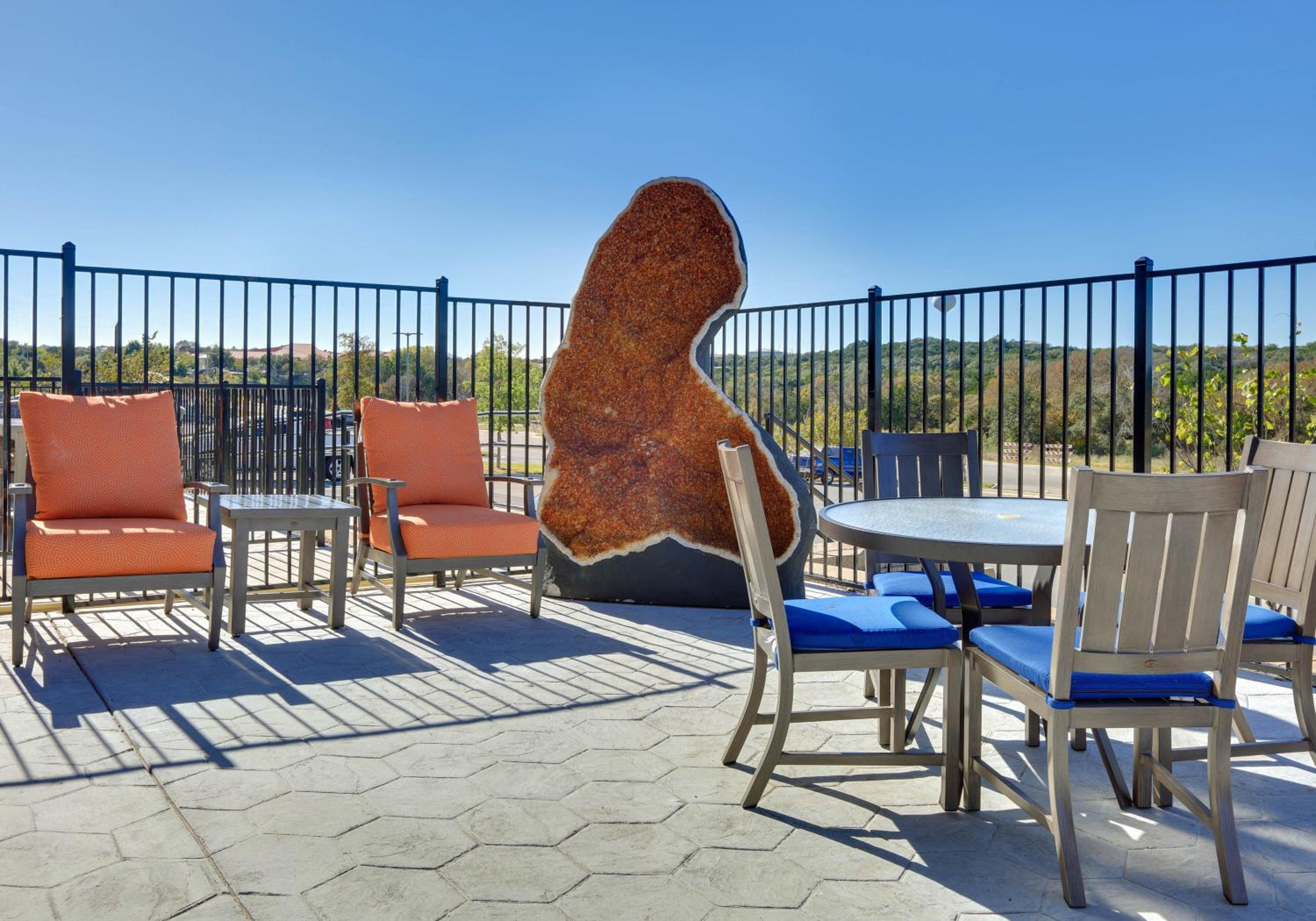 La Quinta Inn Suites by Wyndham Lakeway - Property Image 21
