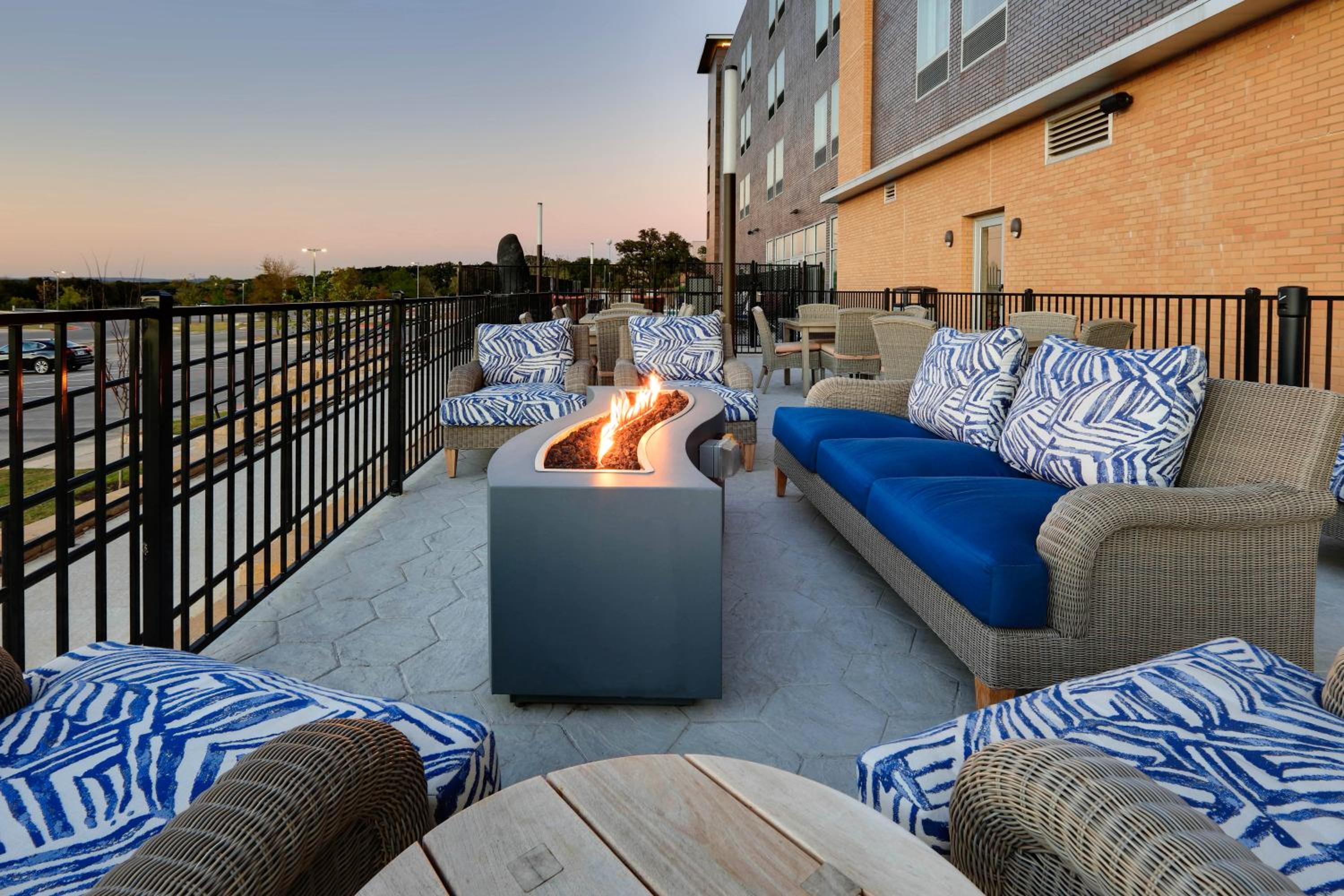 La Quinta Inn Suites by Wyndham Lakeway - Property Image 23