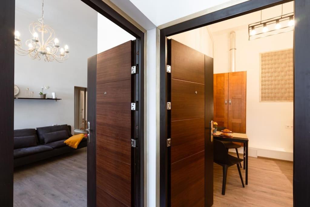 Free Parking Chain Bridge Home 4ppl, 2bdrm, Wifi, Smart TV, AC view 2