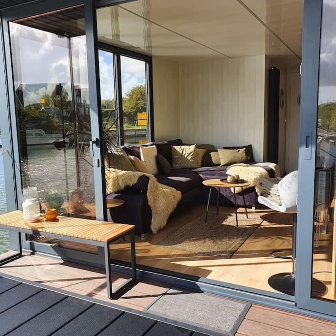 Modern, brand new houseboat near Amsterdam view 3