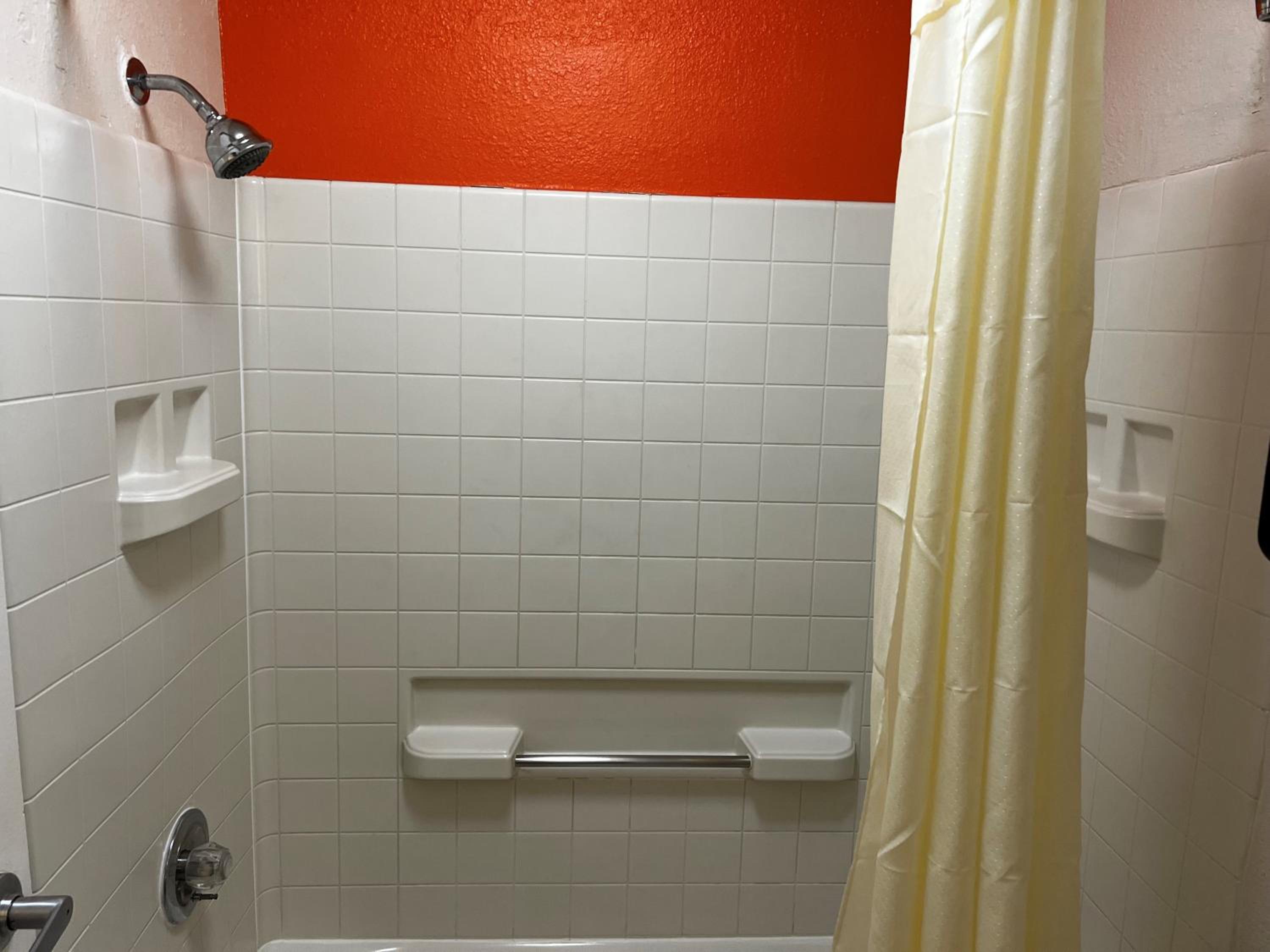 Howard Johnson by Wyndham Houston Heights Downtown