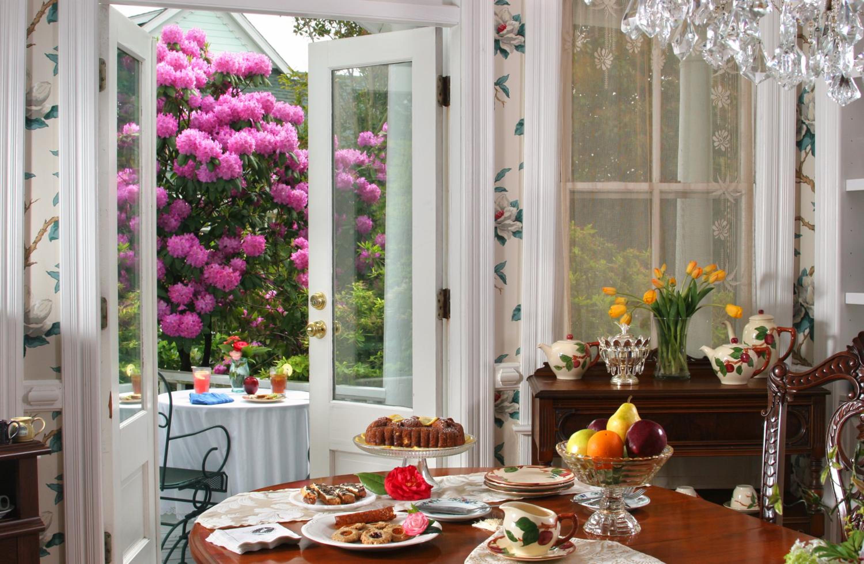 White Doe Inn Bed & Breakfast