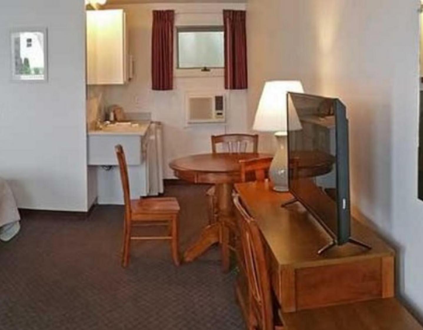 Carriage House Motel Cottages & Suites