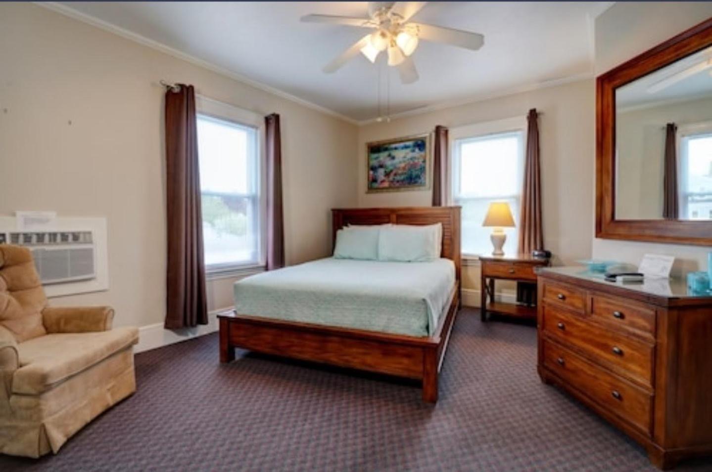 Carriage House Motel Cottages & Suites