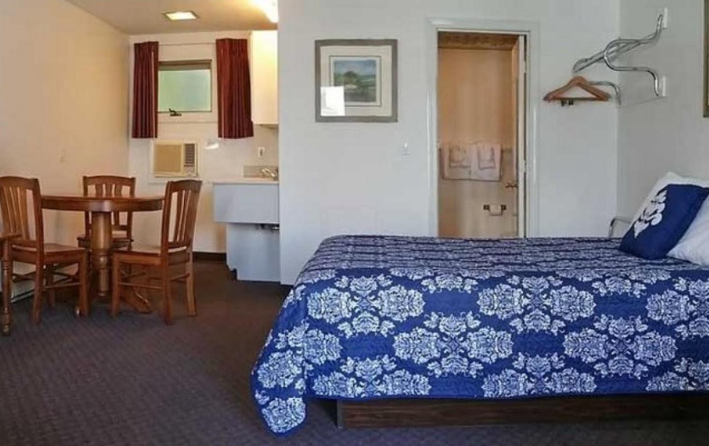 Carriage House Motel Cottages & Suites