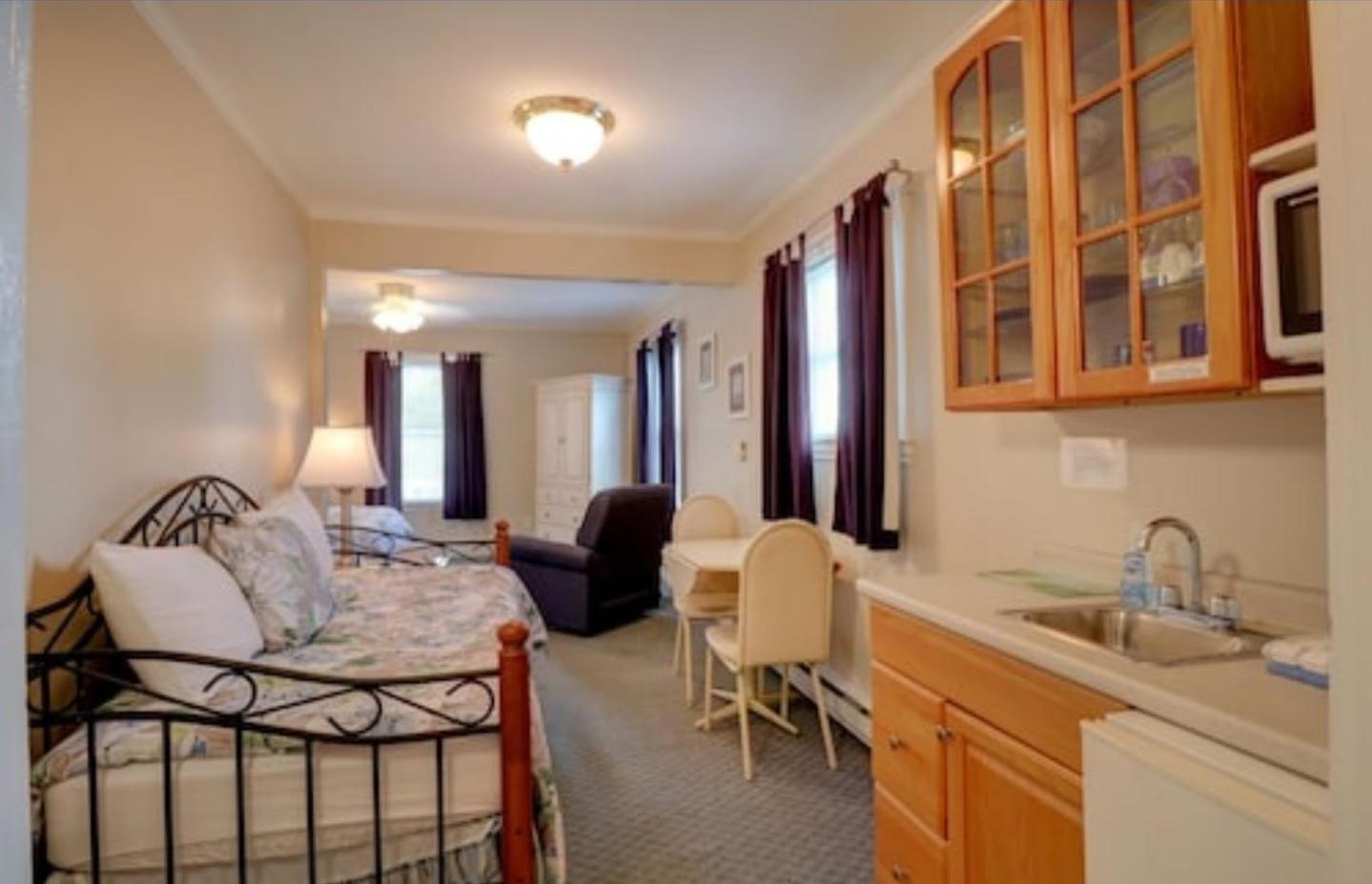 Carriage House Motel Cottages & Suites